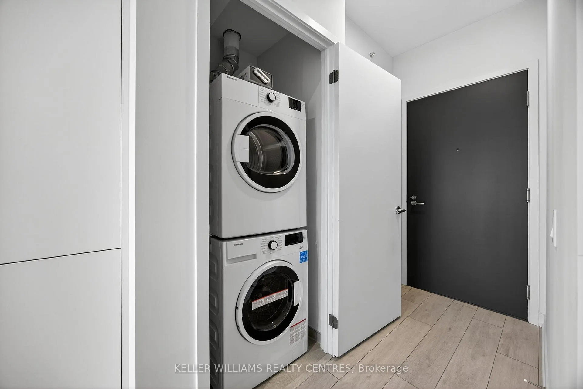 Photo 22 of Unit 909, 39 Mary Street, Barrie, City Centre — HOMEH