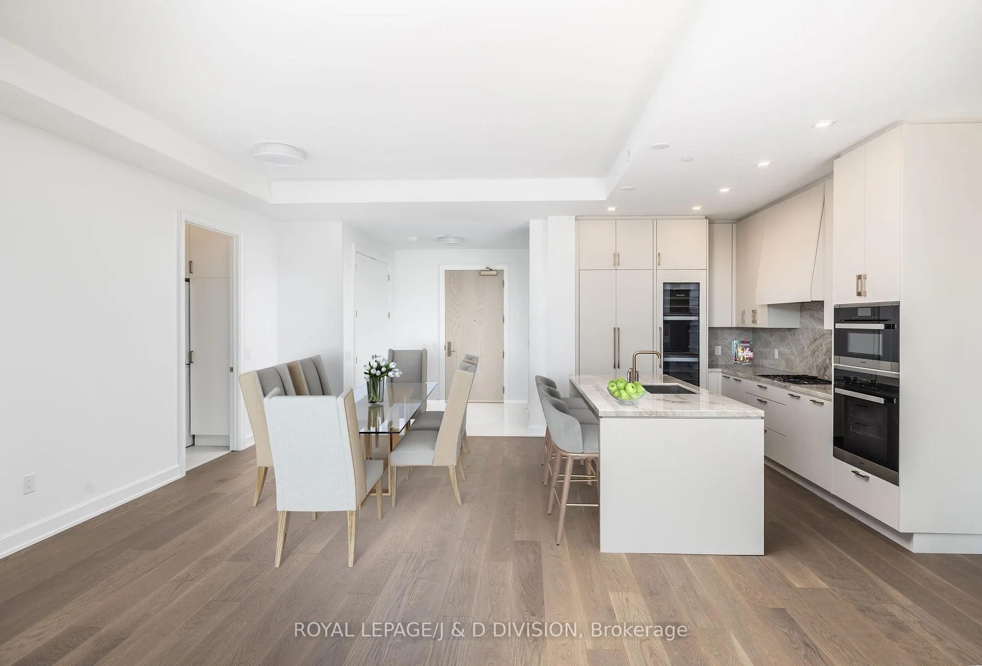 Photo 2 of Unit 805, 1 Strathgowan Avenue, Toronto, Lawrence Park South — HOMEH