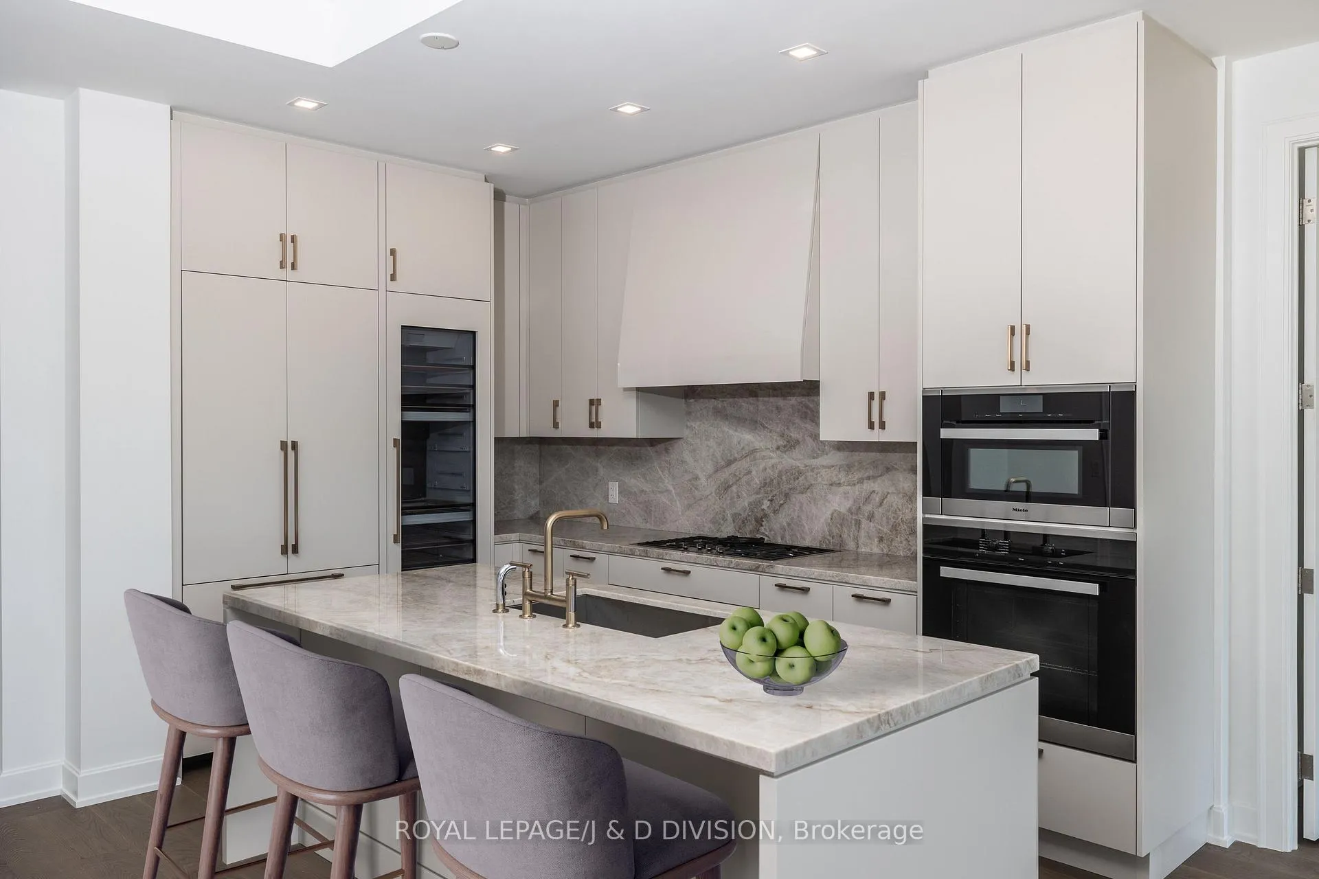 Photo 6 of Unit 805, 1 Strathgowan Avenue, Toronto, Lawrence Park South — HOMEH