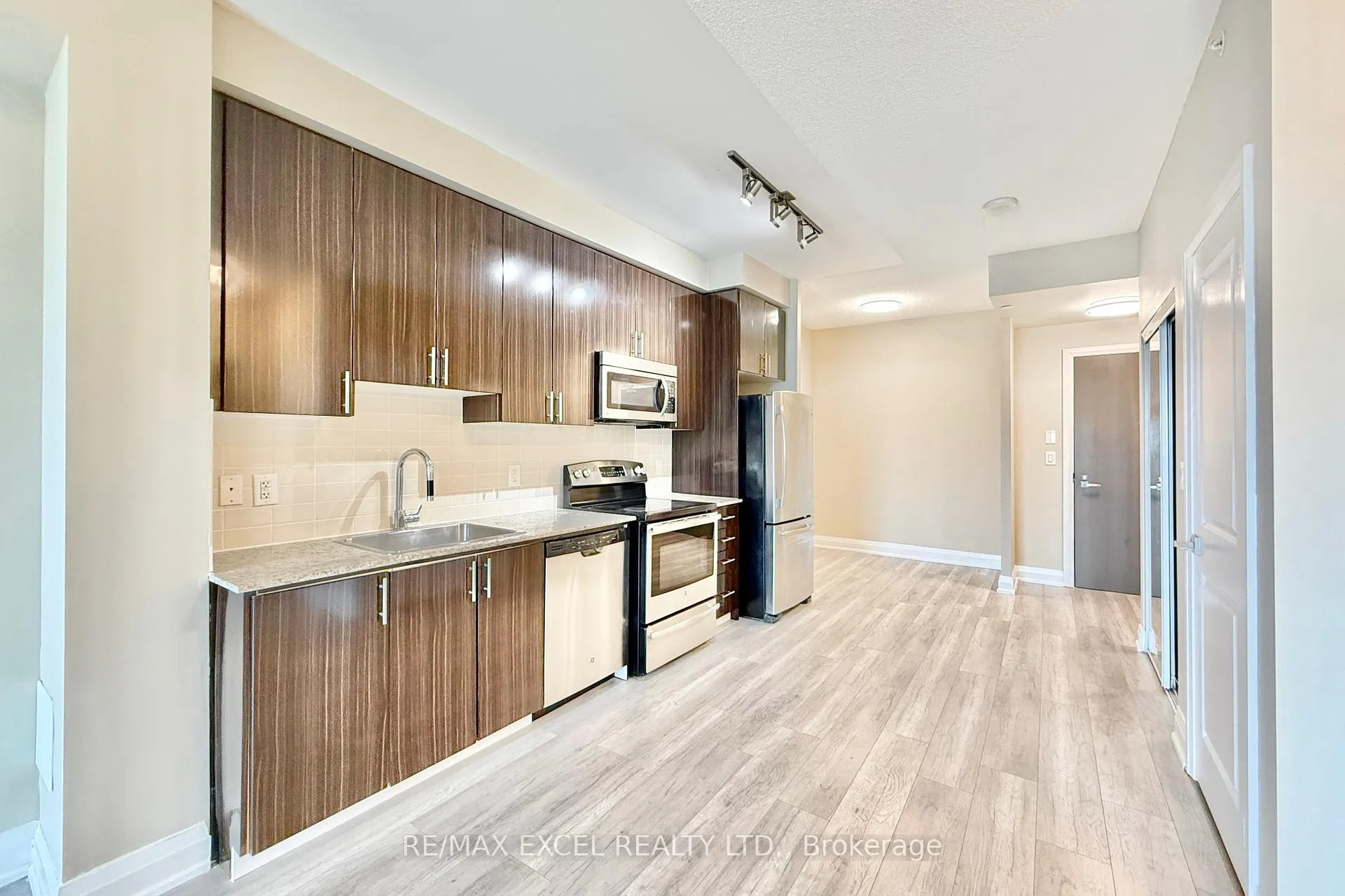 Photo 6 of Unit 1006, 7171 Yonge Street, Markham, Thornhill — HOMEH