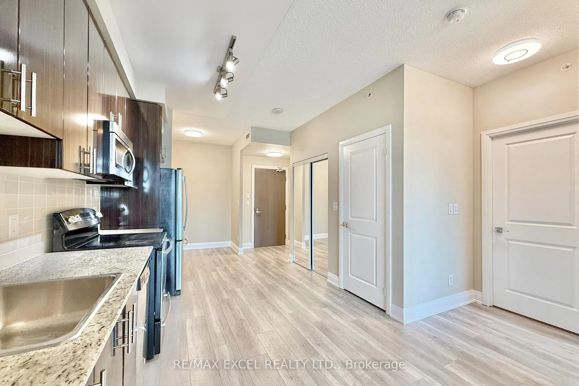 Photo 7 of Unit 1006, 7171 Yonge Street, Markham, Thornhill — HOMEH