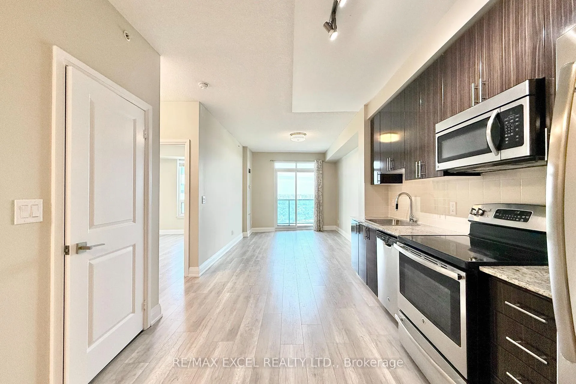 Photo 9 of Unit 1006, 7171 Yonge Street, Markham, Thornhill — HOMEH