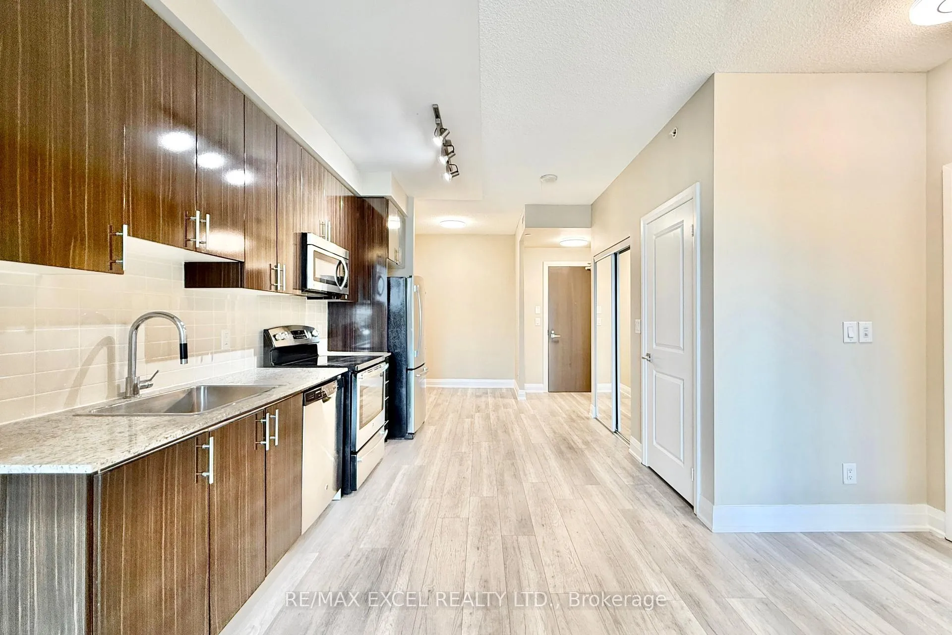 Photo 10 of Unit 1006, 7171 Yonge Street, Markham, Thornhill — HOMEH