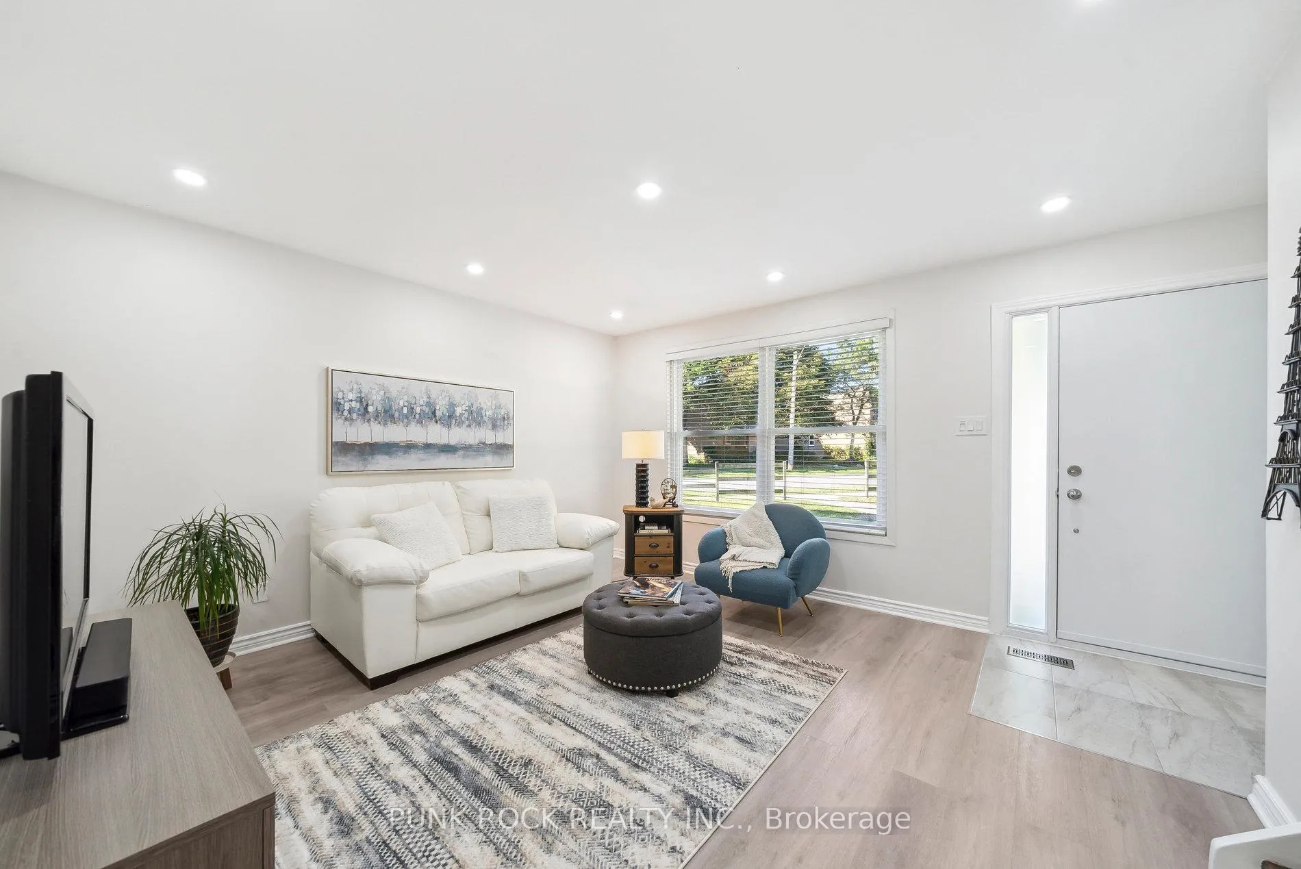 Photo 4 of Unit 6, 1230 Radom Street, Pickering, Bay Ridges — HOMEH