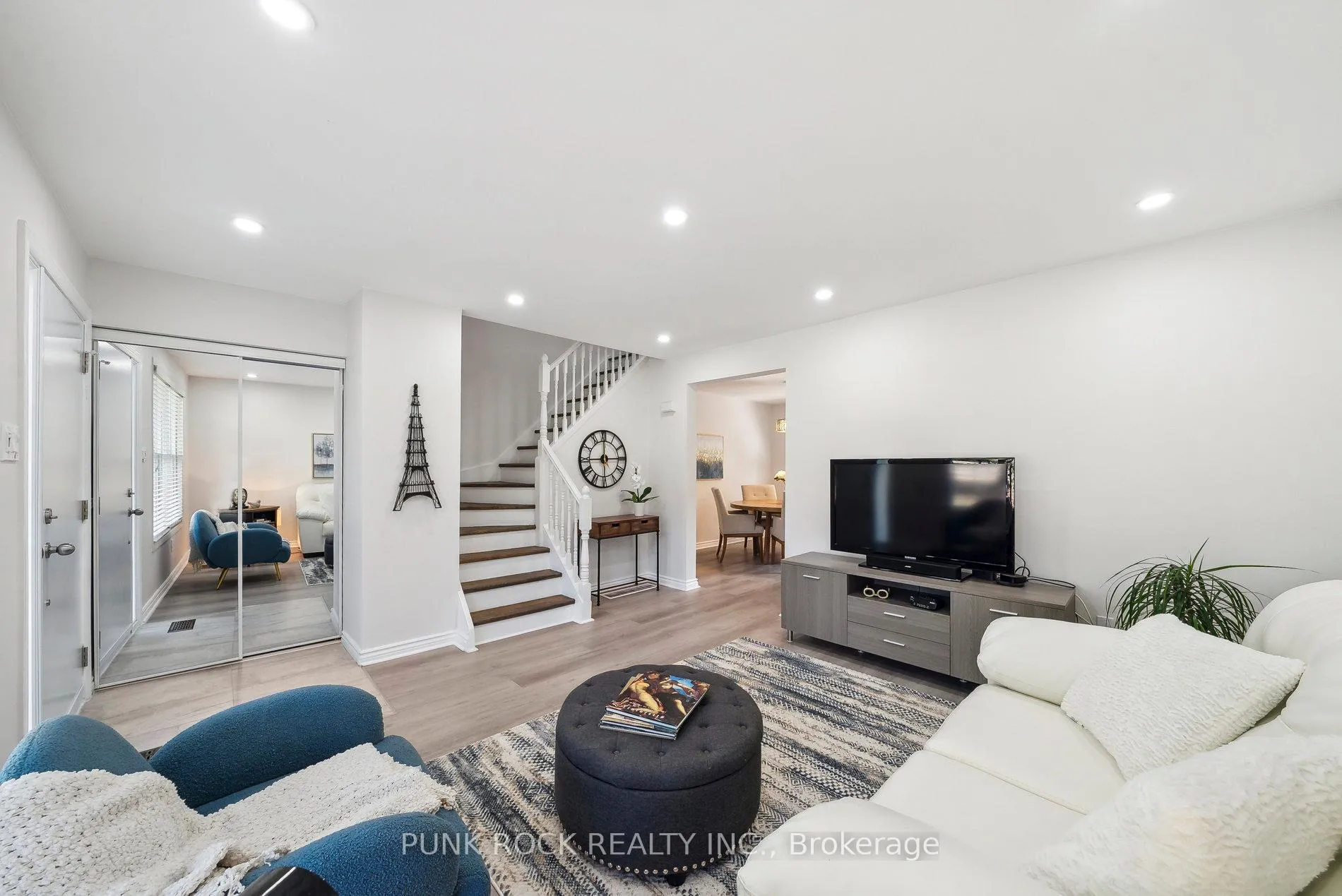 Photo 5 of Unit 6, 1230 Radom Street, Pickering, Bay Ridges — HOMEH