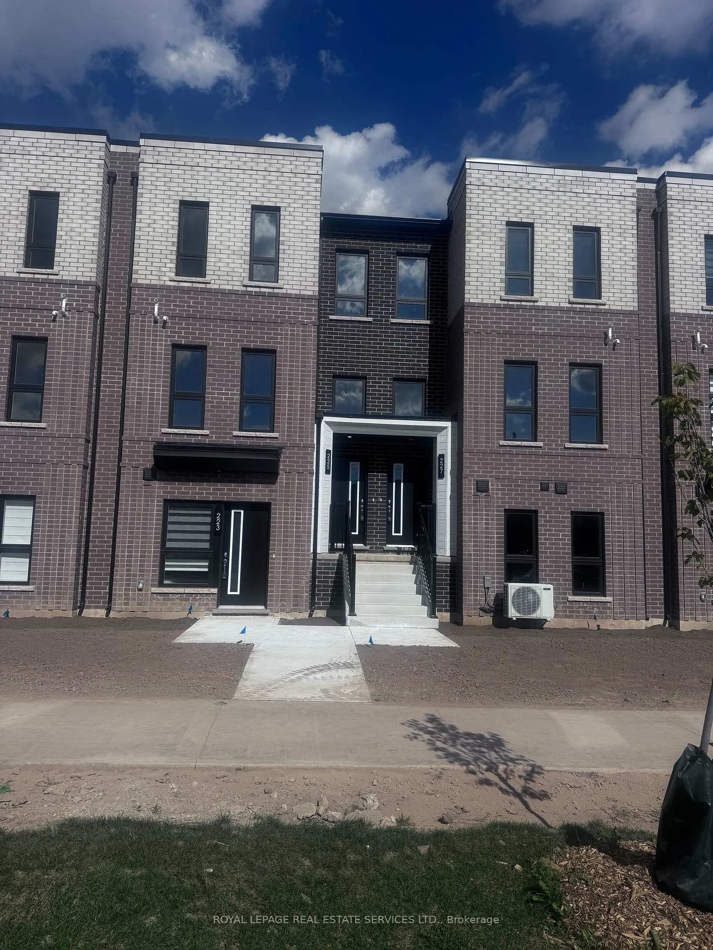 Photo 1 of 225 Burke Street, Hamilton, Waterdown — HOMEH