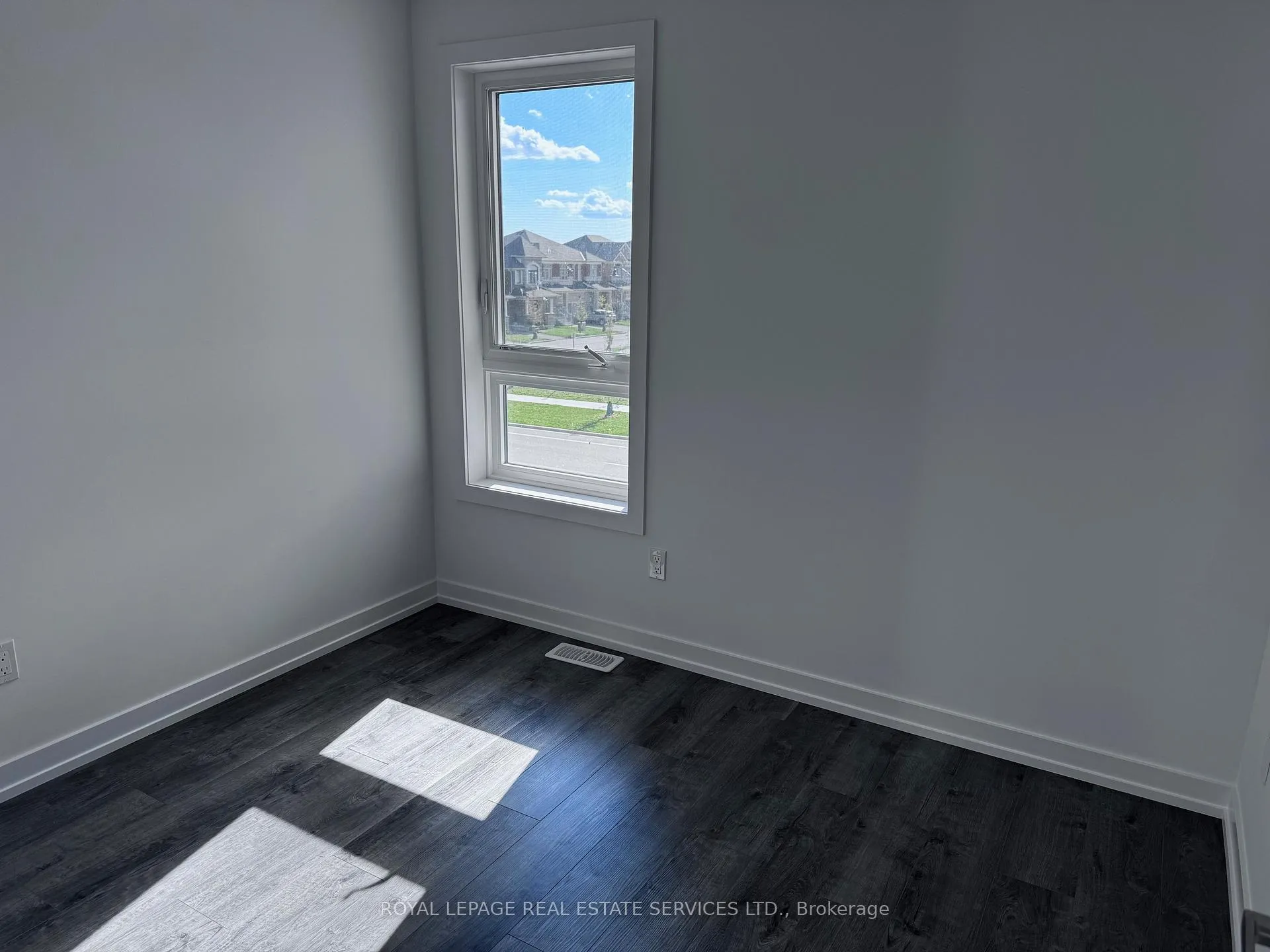 Photo 13 of 225 Burke Street, Hamilton, Waterdown — HOMEH
