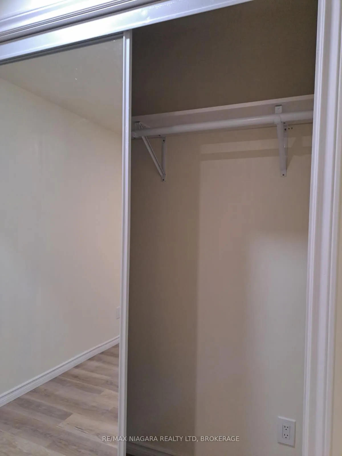Photo 1 of Unit 3 Lower, 5595 Drummond Rd, Niagara Falls, Hospital — HOMEH