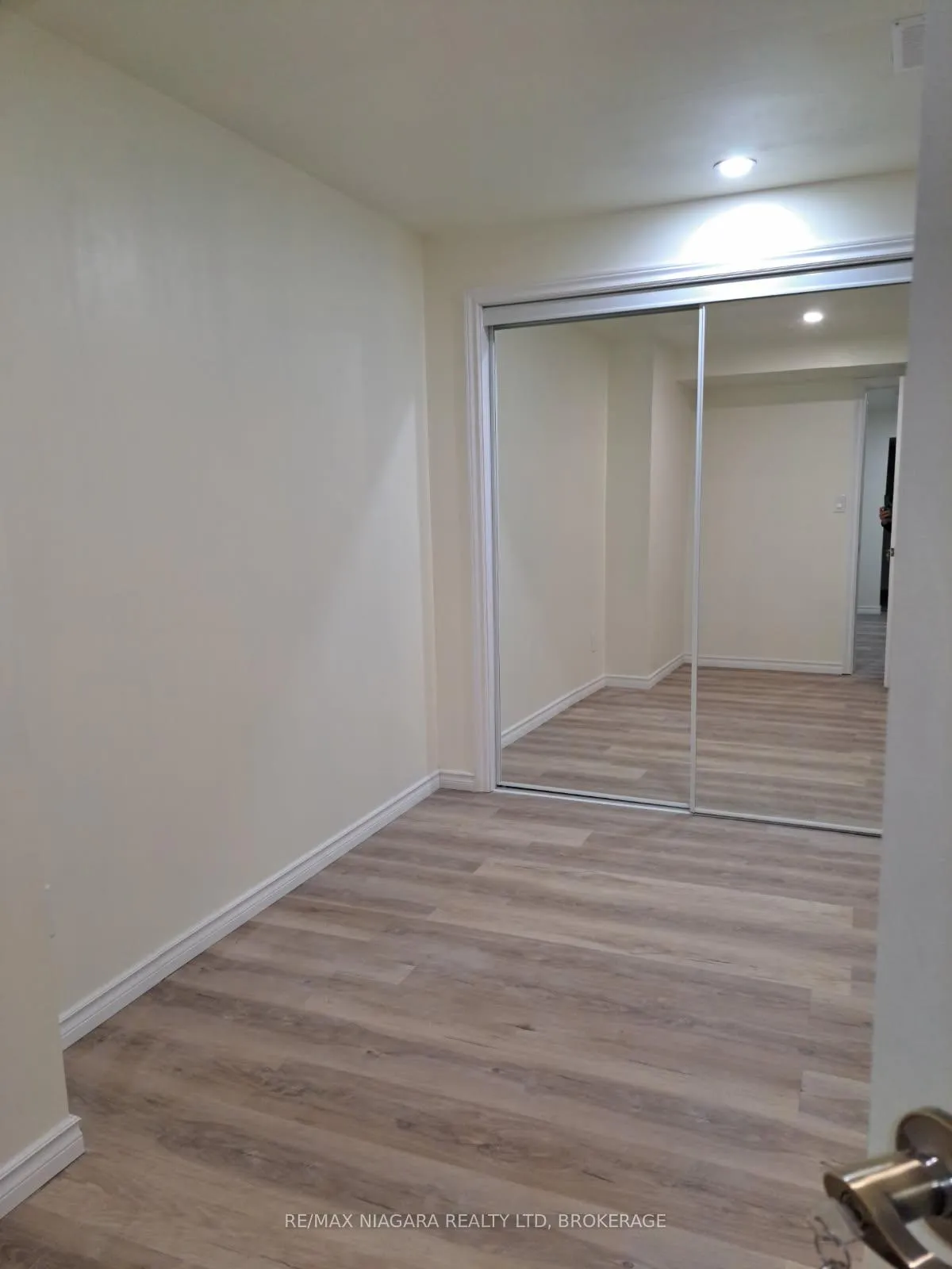 Photo 2 of Unit 3 Lower, 5595 Drummond Rd, Niagara Falls, Hospital — HOMEH