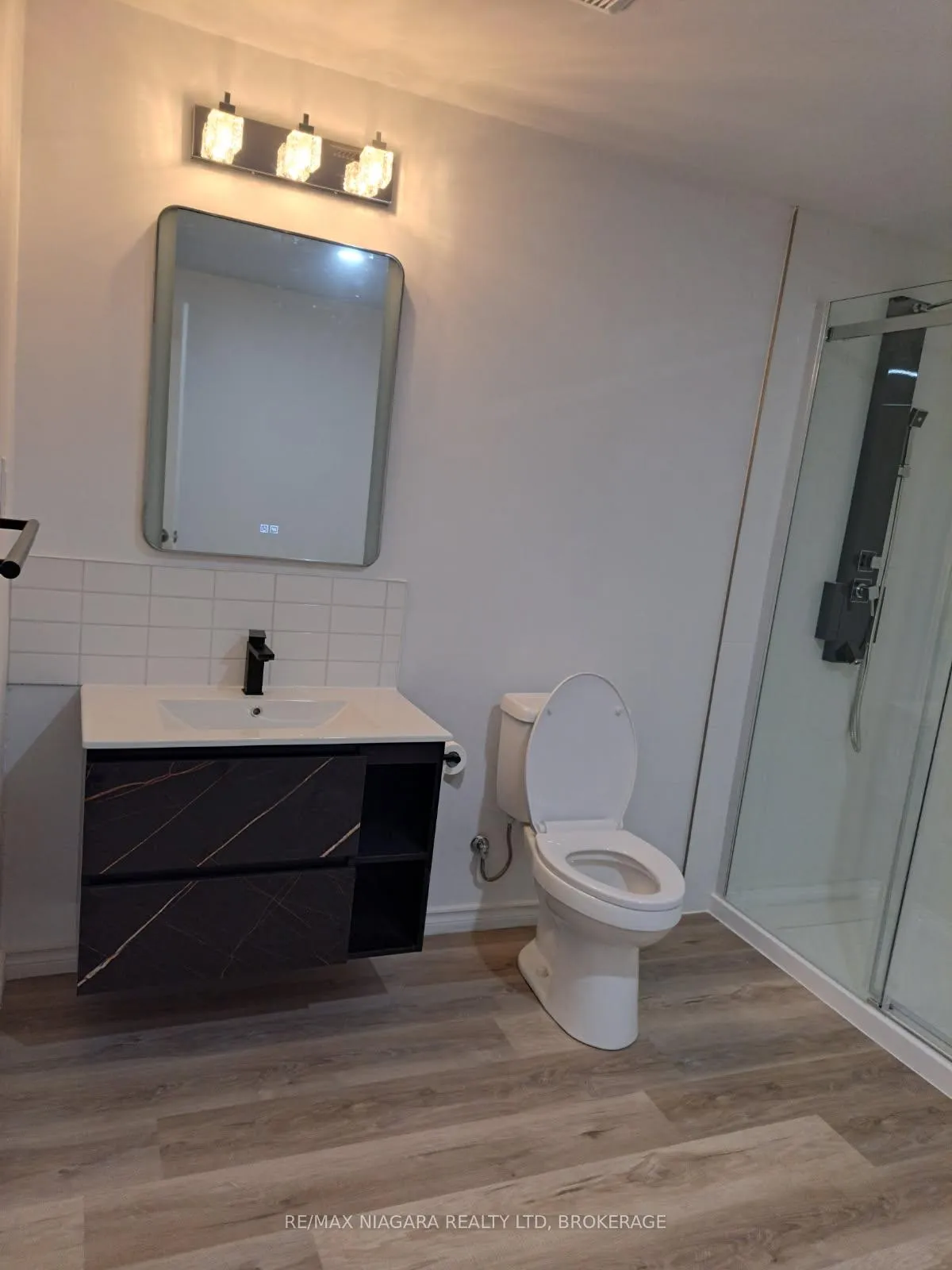 Photo 3 of Unit 3 Lower, 5595 Drummond Rd, Niagara Falls, Hospital — HOMEH