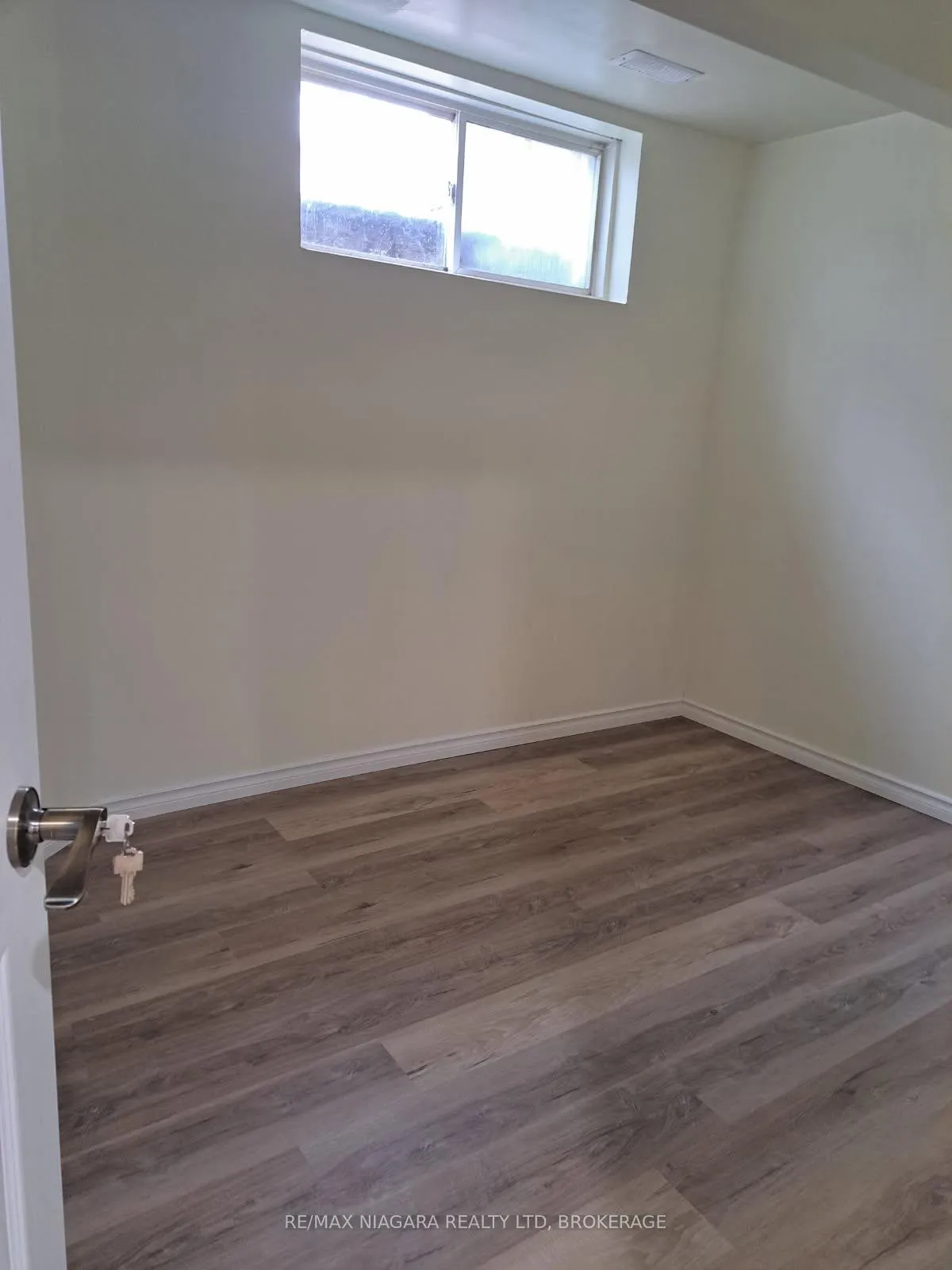 Photo 5 of Unit 3 Lower, 5595 Drummond Rd, Niagara Falls, Hospital — HOMEH