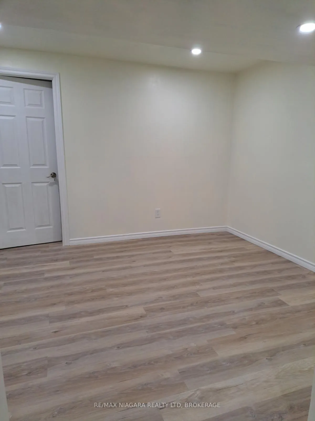 Photo 6 of Unit 3 Lower, 5595 Drummond Rd, Niagara Falls, Hospital — HOMEH