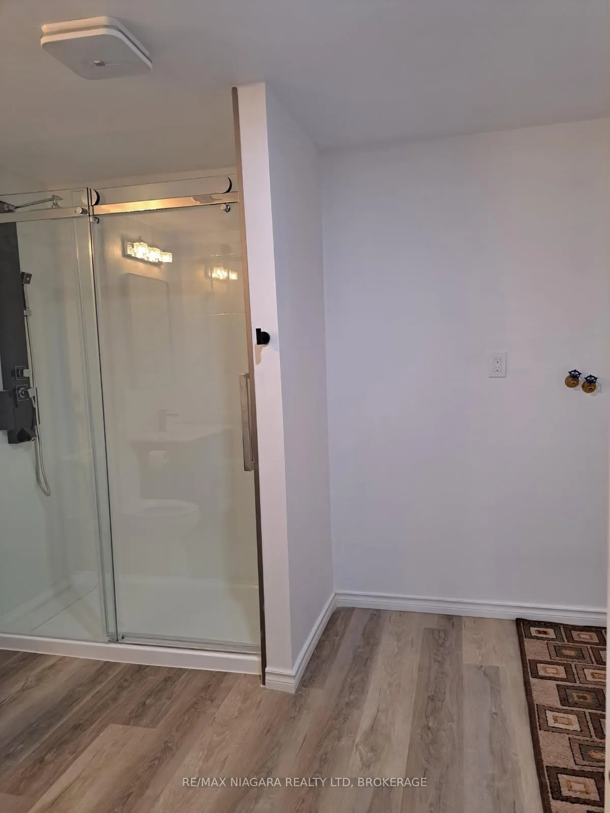 Photo 7 of Unit 3 Lower, 5595 Drummond Rd, Niagara Falls, Hospital — HOMEH