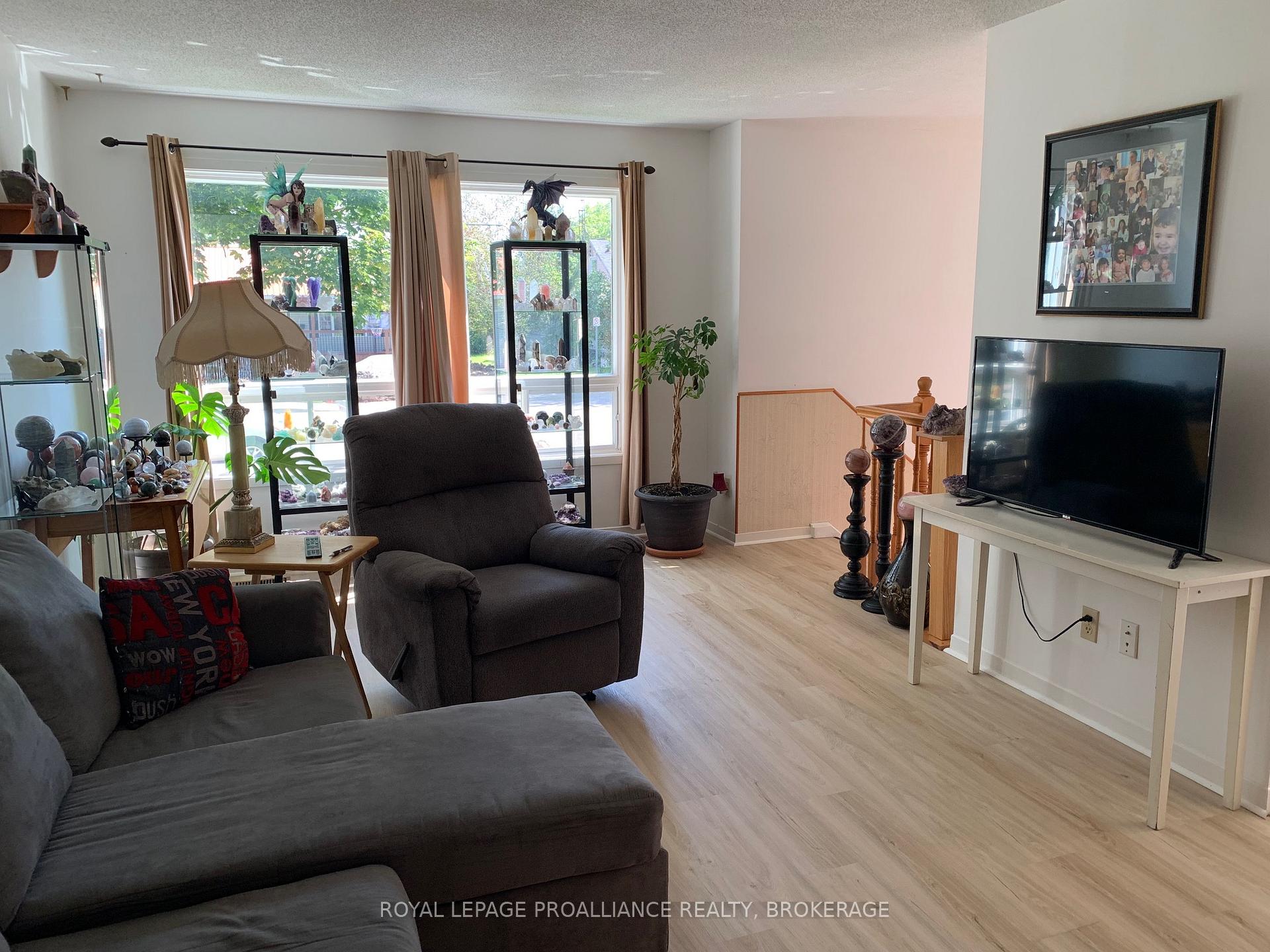 Photo 3 of 382 Victoria Avenue, Gananoque — HOMEH