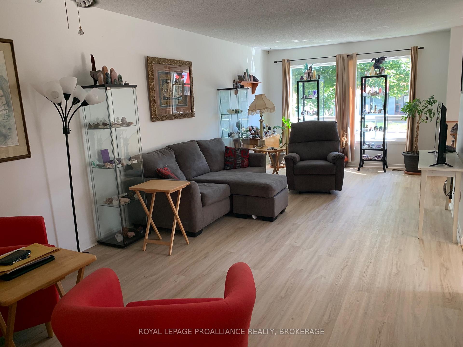 Photo 4 of 382 Victoria Avenue, Gananoque — HOMEH