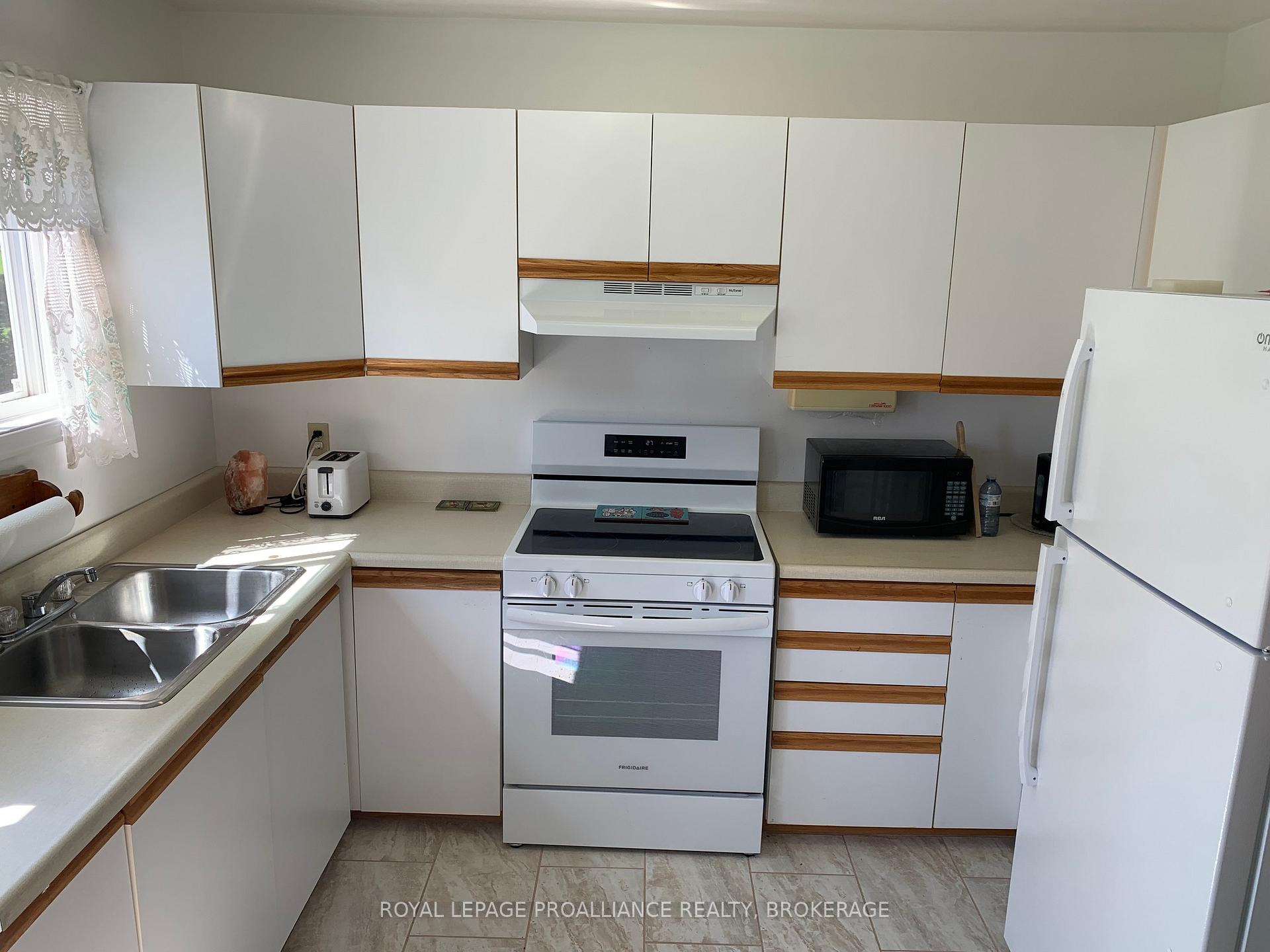Photo 8 of 382 Victoria Avenue, Gananoque — HOMEH