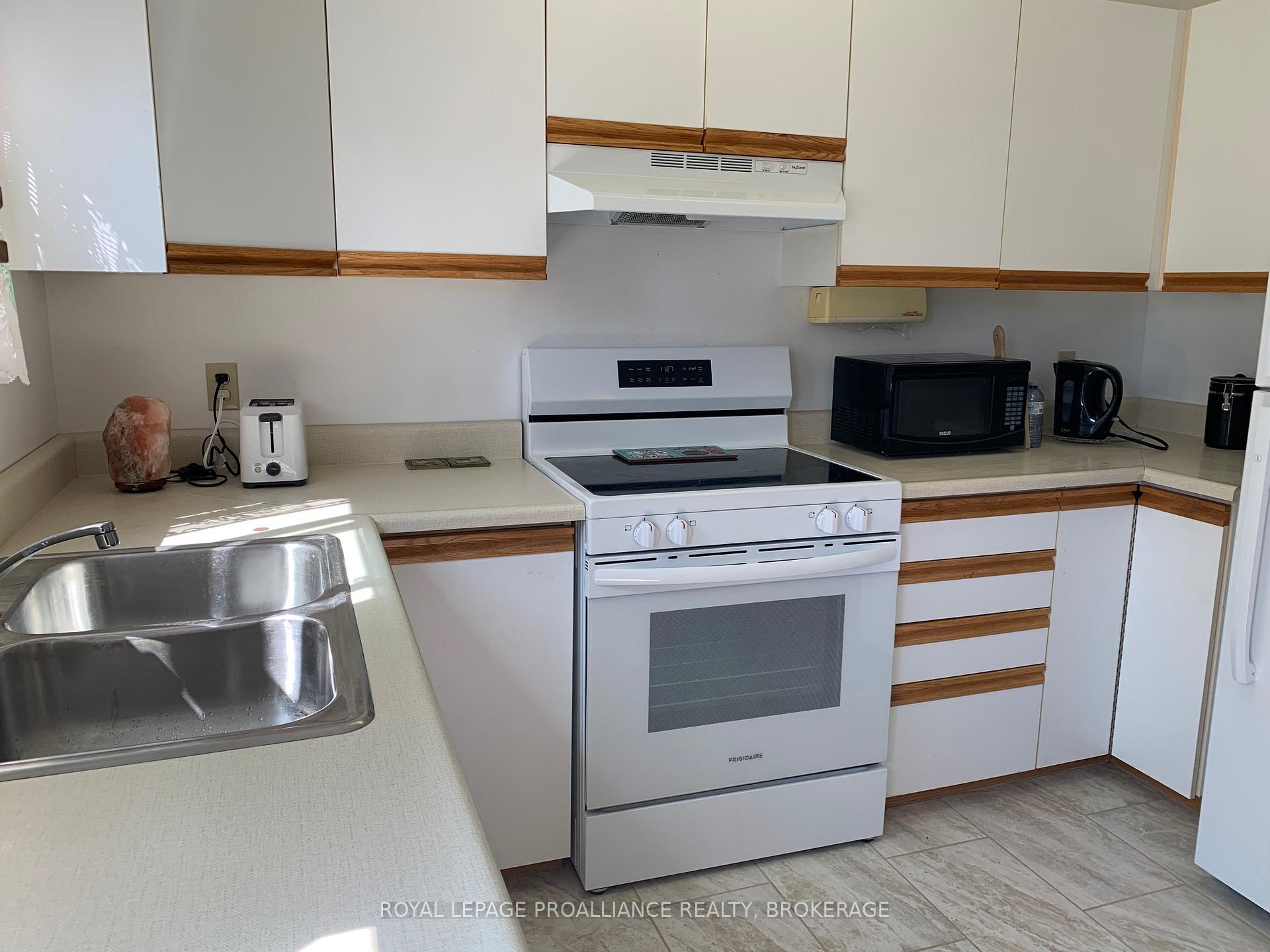 Photo 9 of 382 Victoria Avenue, Gananoque — HOMEH