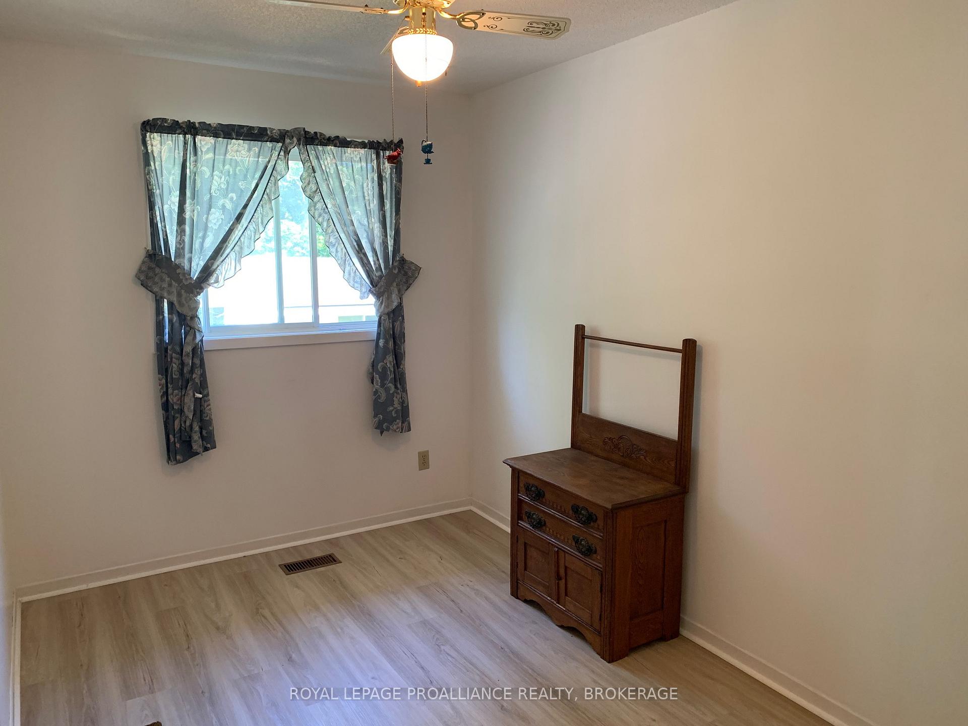 Photo 16 of 382 Victoria Avenue, Gananoque — HOMEH