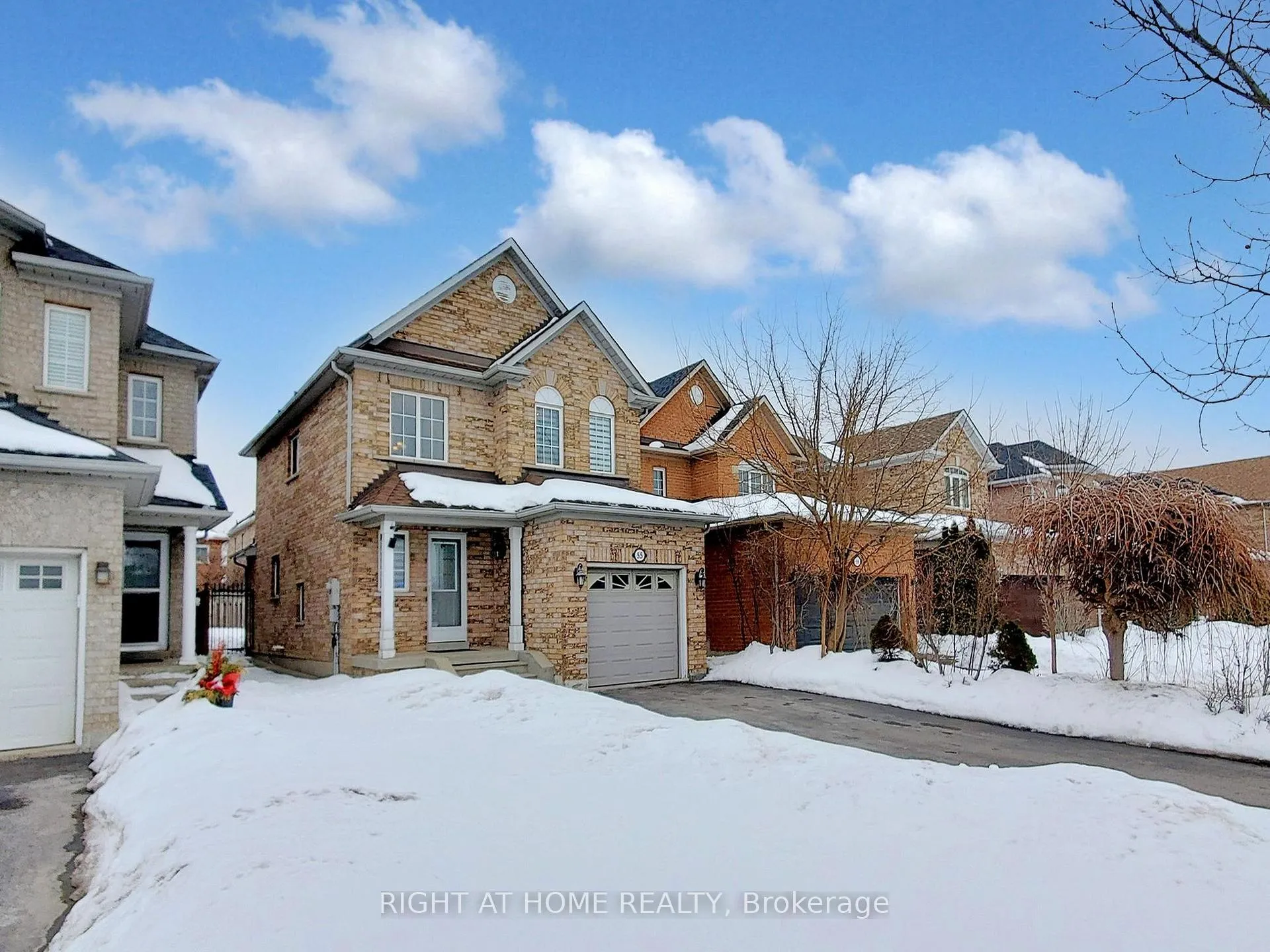 Photo 2 of 55 Hollybush Drive, Vaughan, Maple — HOMEH