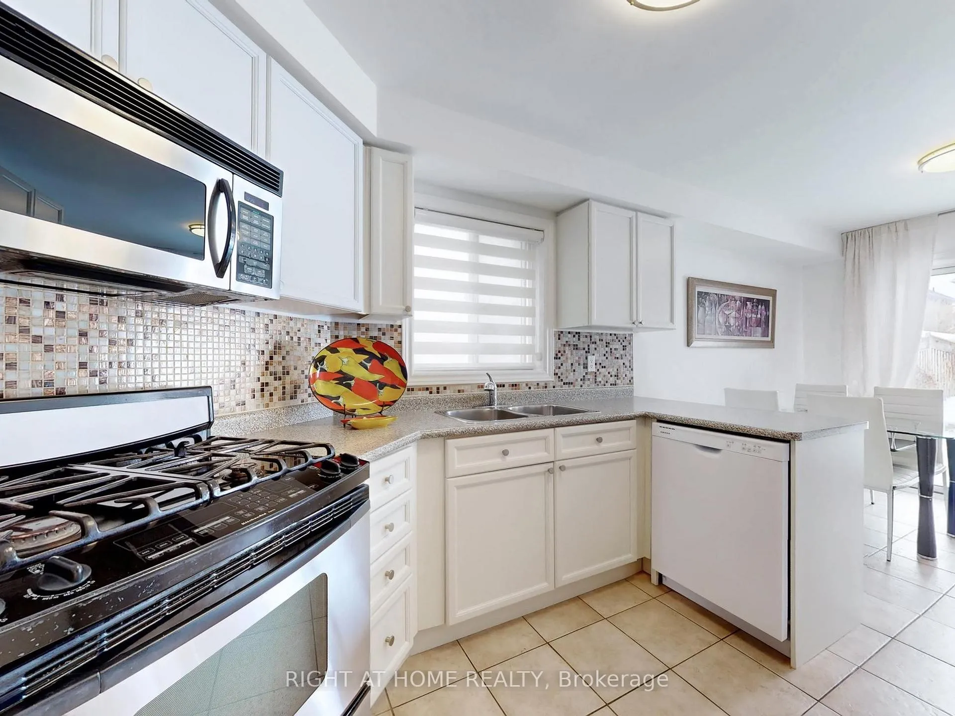 Photo 7 of 55 Hollybush Drive, Vaughan, Maple — HOMEH