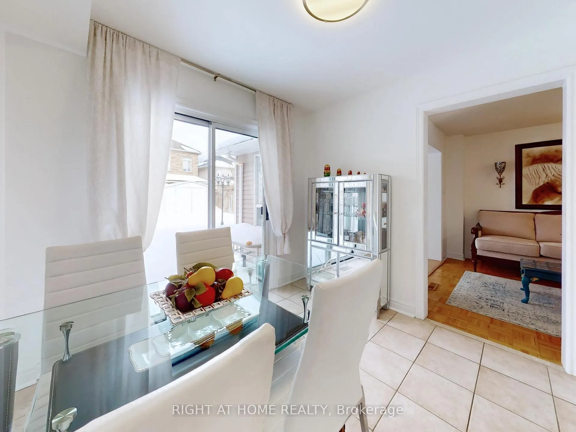Photo 11 of 55 Hollybush Drive, Vaughan, Maple — HOMEH