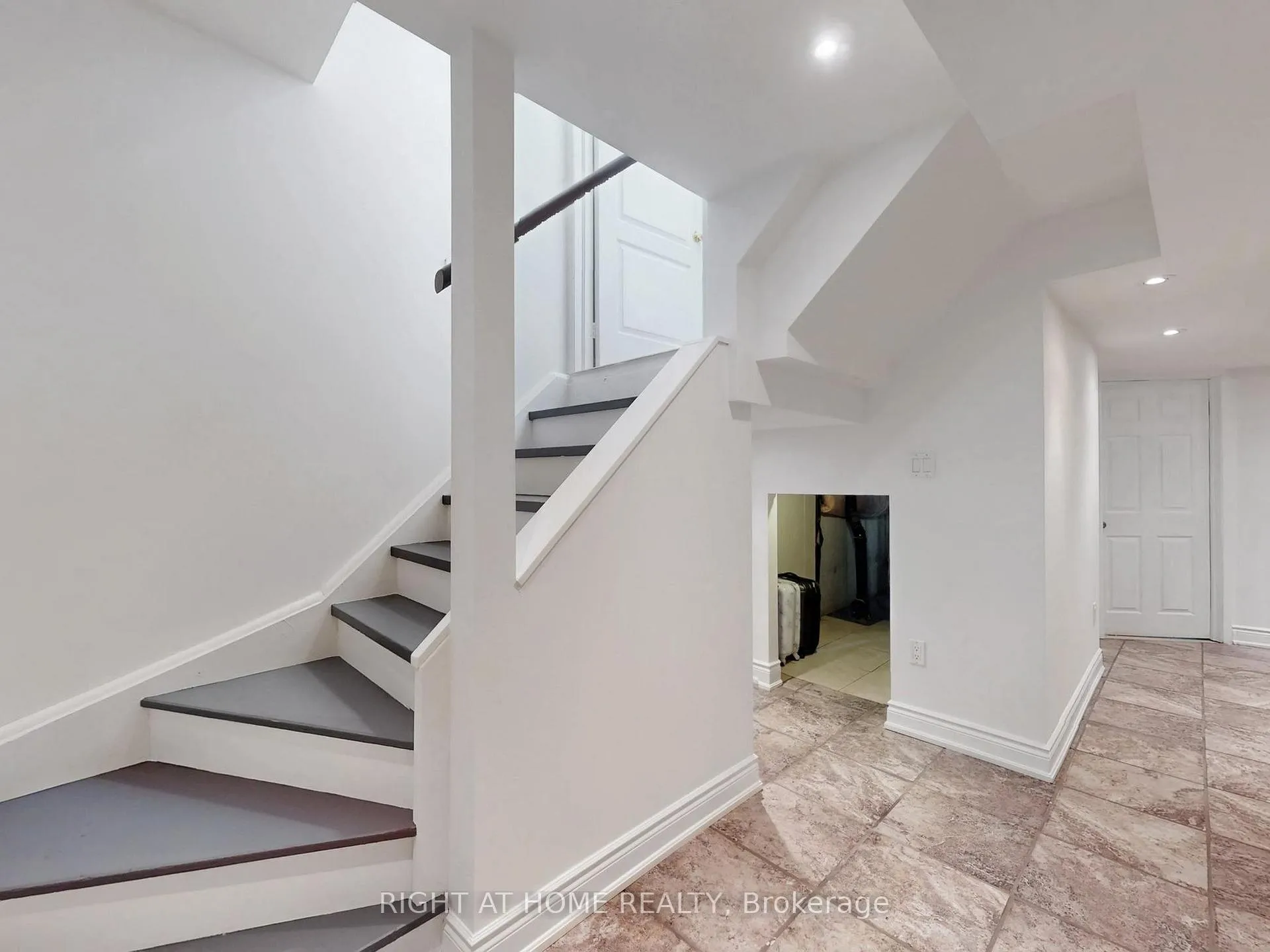 Photo 21 of 55 Hollybush Drive, Vaughan, Maple — HOMEH