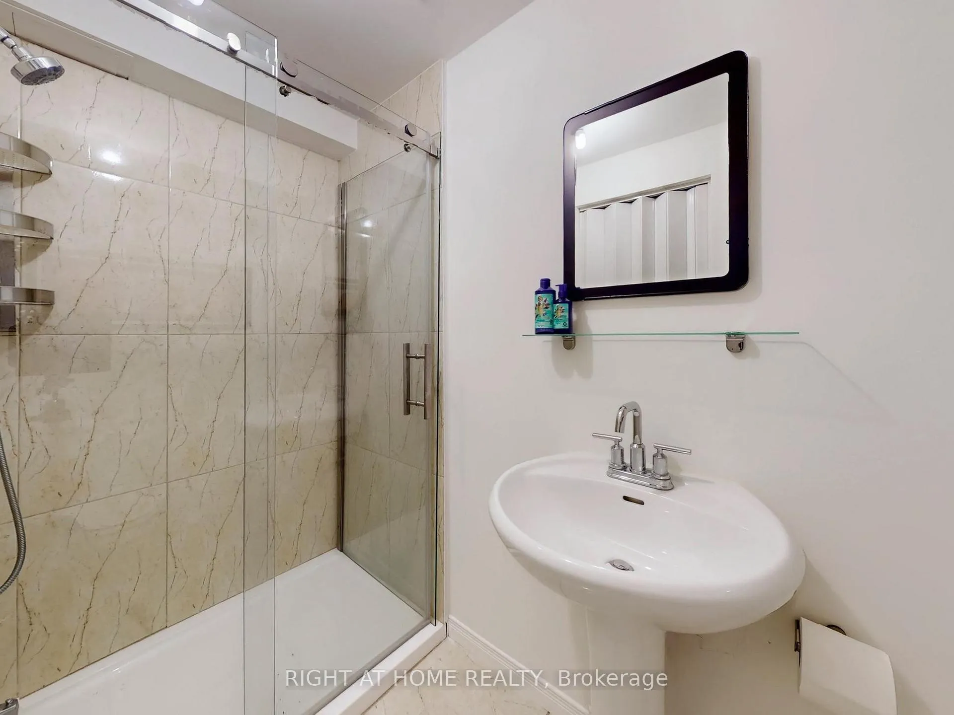 Photo 24 of 55 Hollybush Drive, Vaughan, Maple — HOMEH