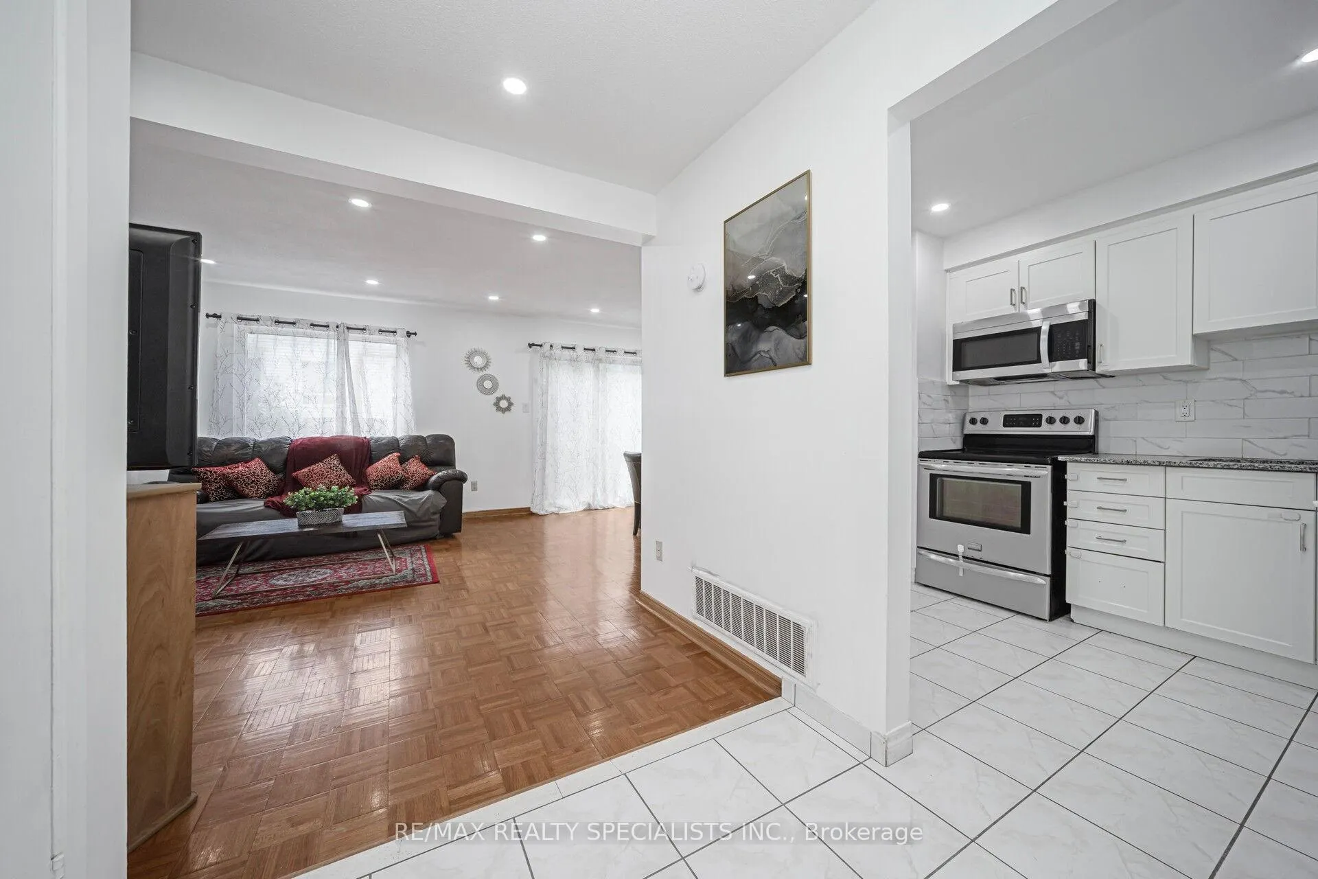 Photo 5 of 44 Franklin Court, Brampton, Bramalea West Industrial — HOMEH