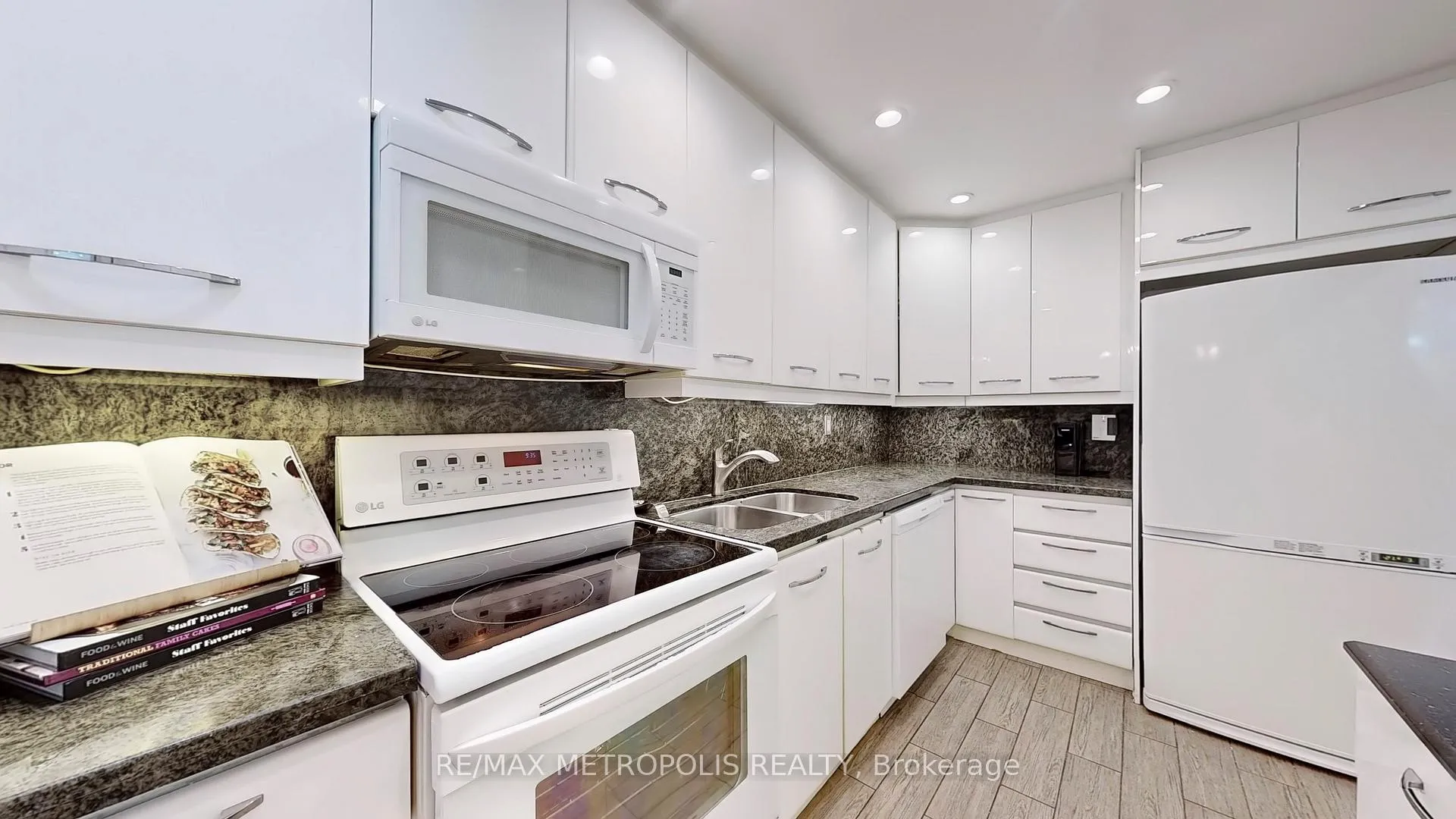 Photo 6 of Unit 357, 16B Elgin Street, Markham, Thornhill — HOMEH