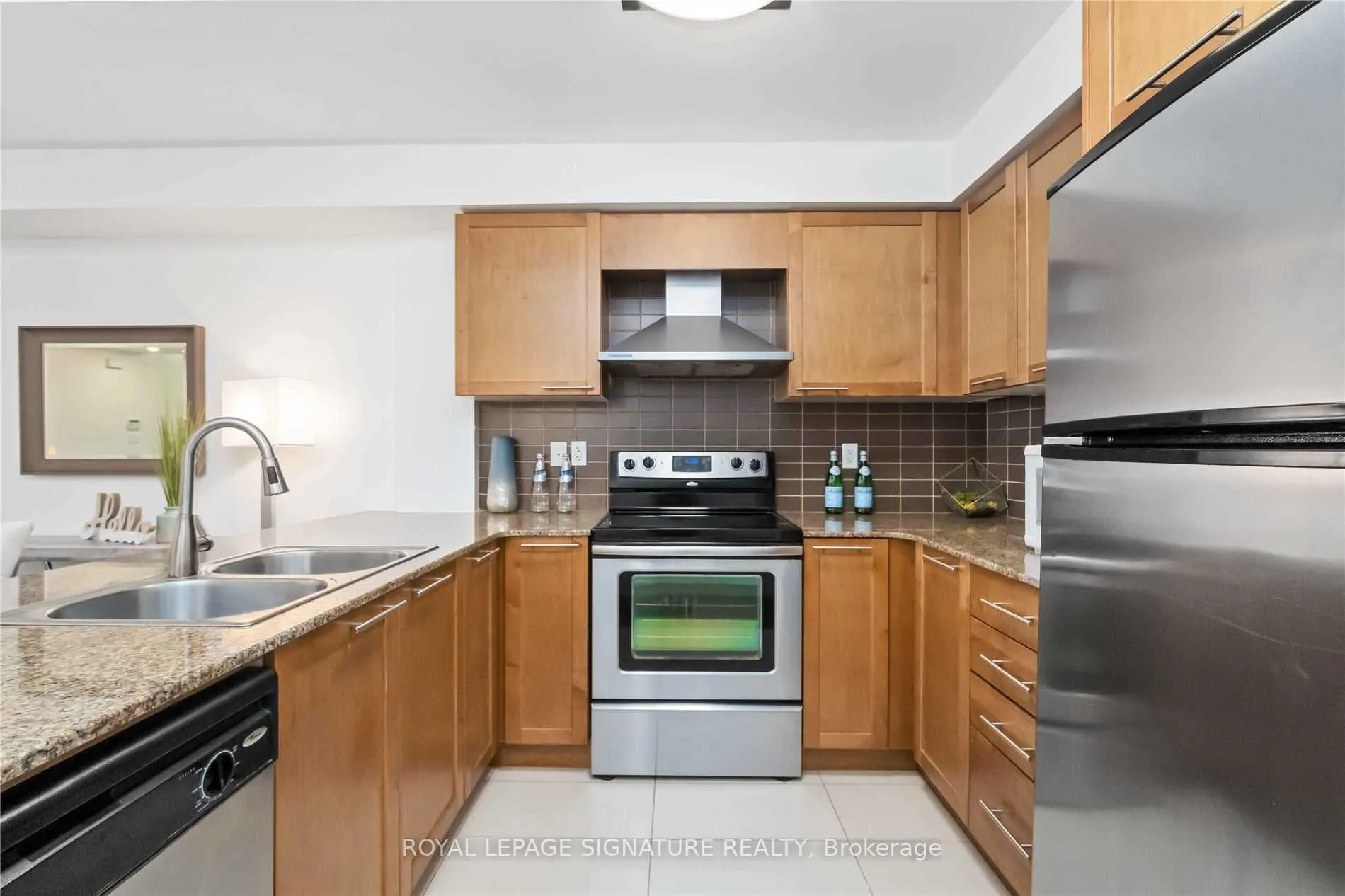 Photo 6 of Unit 107, 320 John Street, Markham, Thornhill — HOMEH