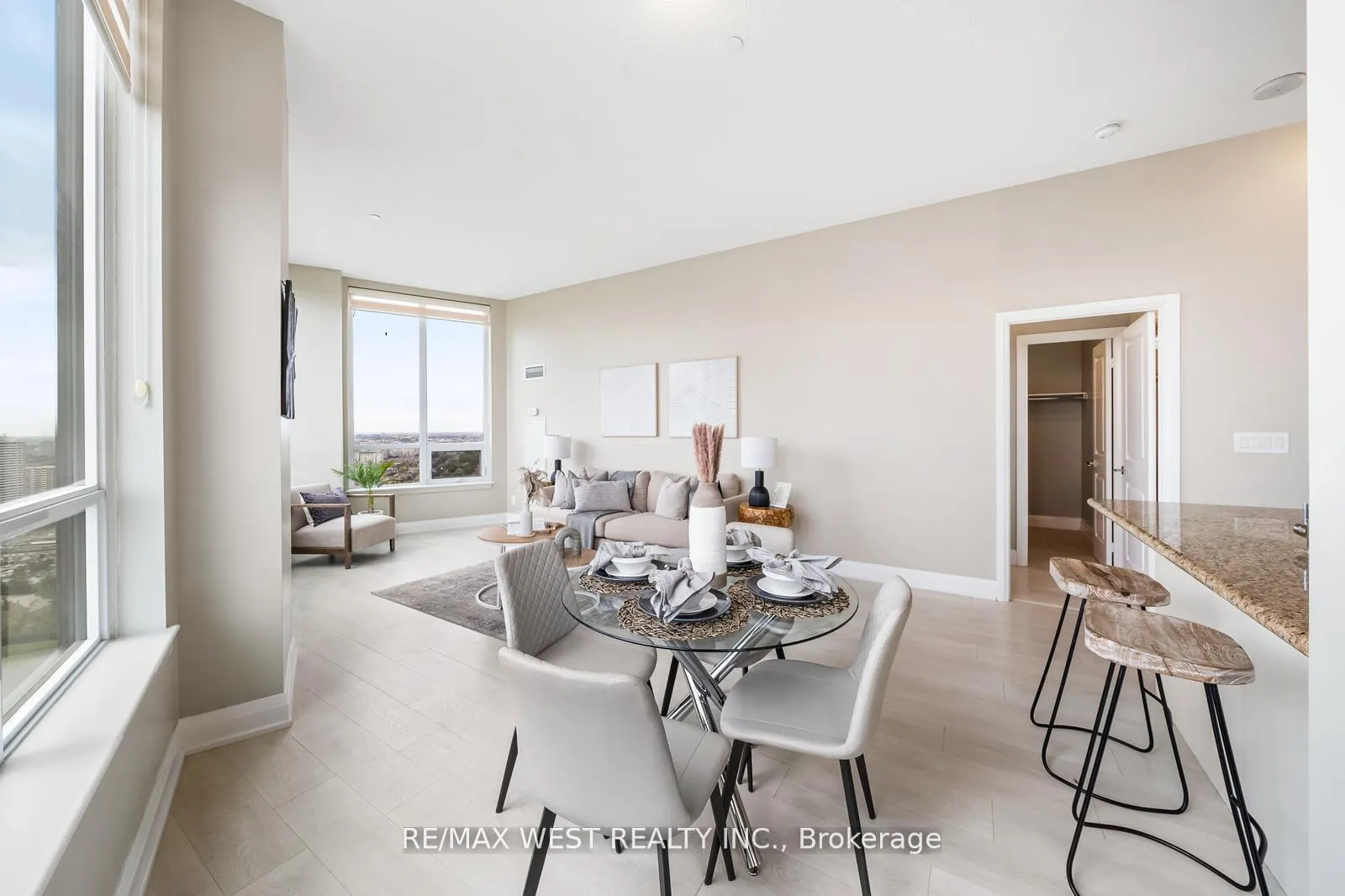 Photo 3 of Unit PH10, 7161 Yonge Street, Markham, Thornhill — HOMEH