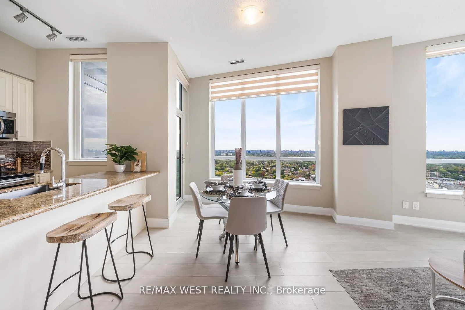 Photo 6 of Unit PH10, 7161 Yonge Street, Markham, Thornhill — HOMEH