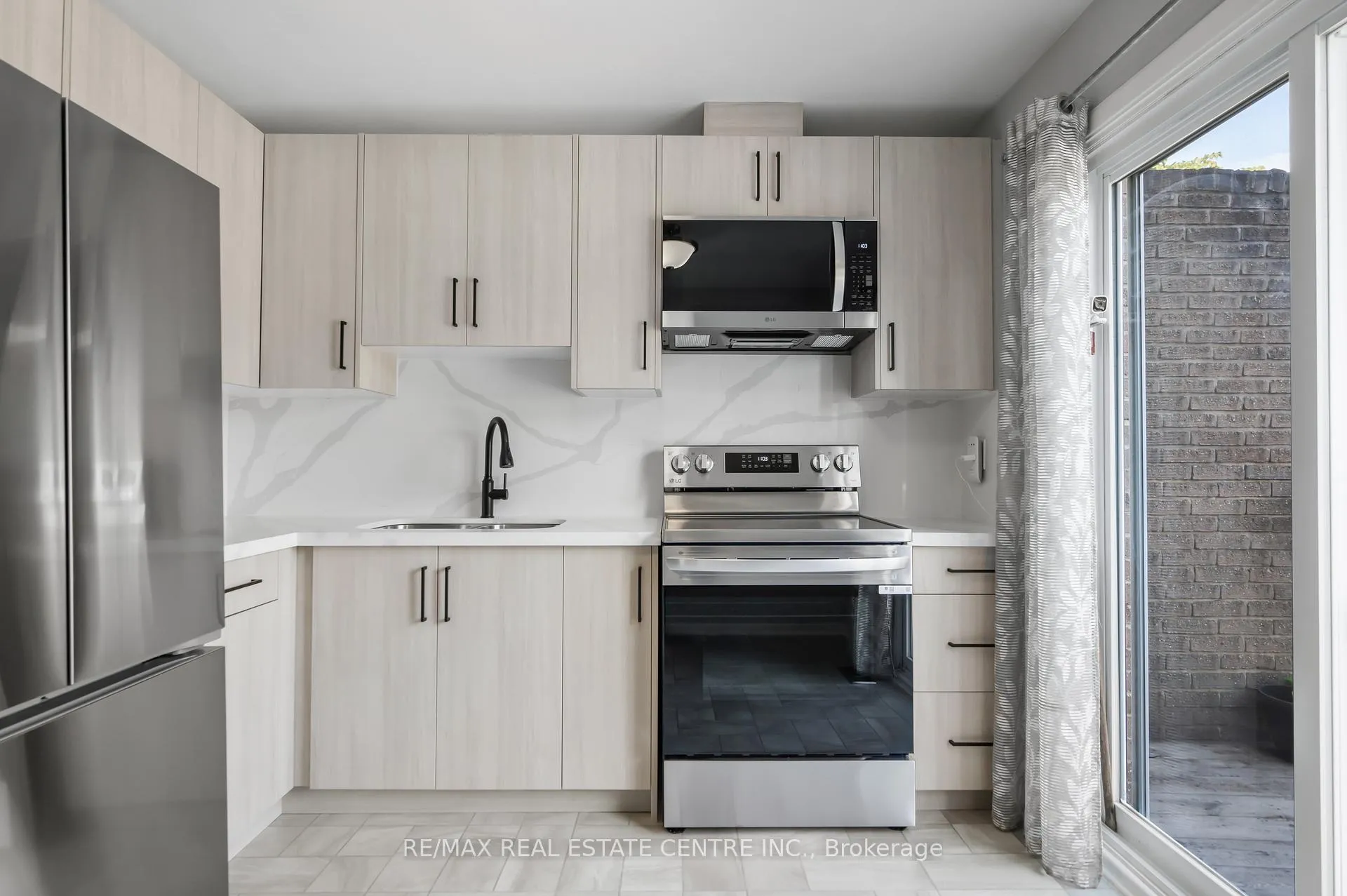 Photo 4 of Unit 57, 1115 Paramount Drive, Hamilton, Stoney Creek — HOMEH