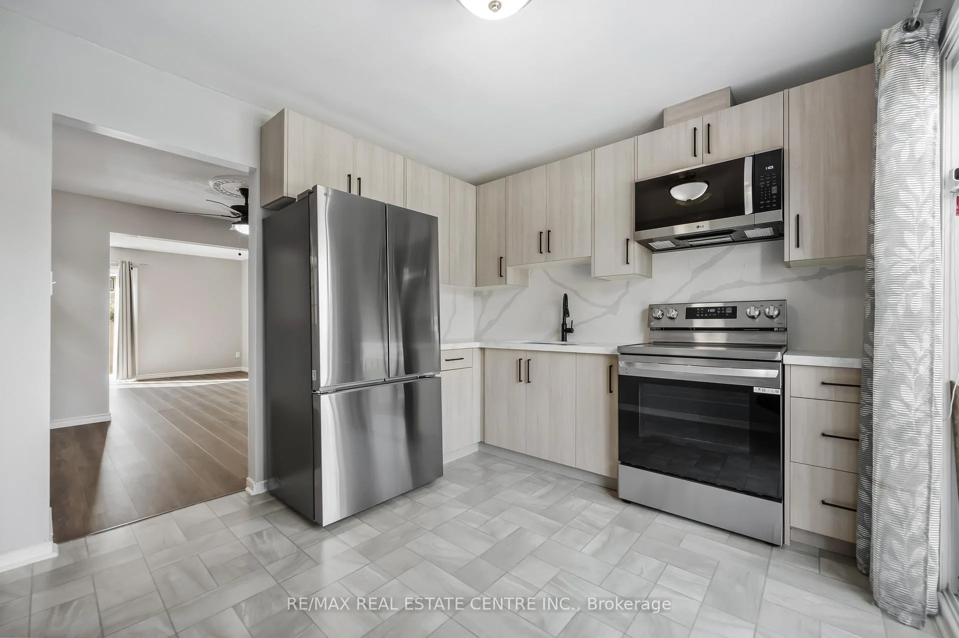 Photo 5 of Unit 57, 1115 Paramount Drive, Hamilton, Stoney Creek — HOMEH