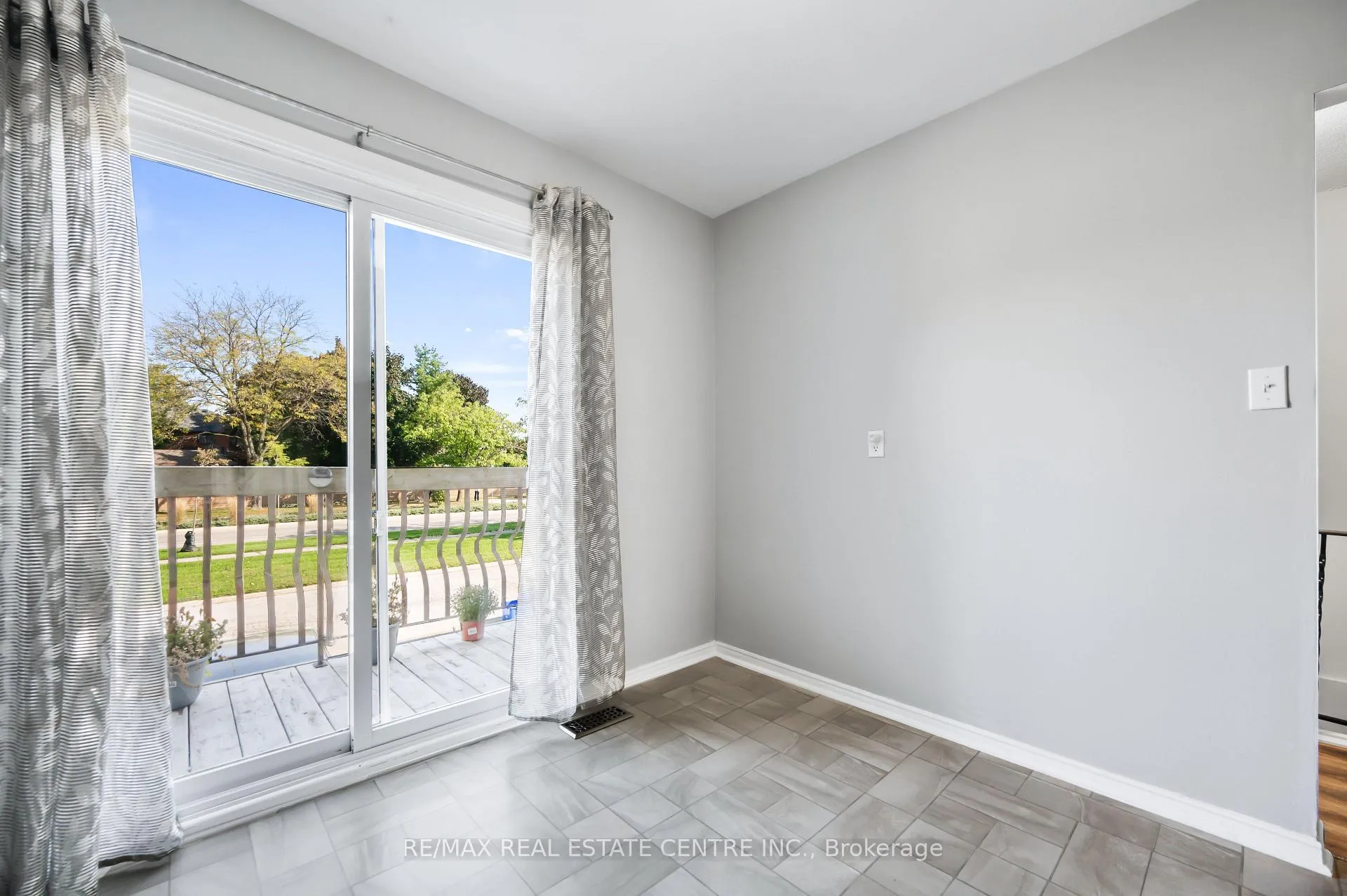 Photo 6 of Unit 57, 1115 Paramount Drive, Hamilton, Stoney Creek — HOMEH