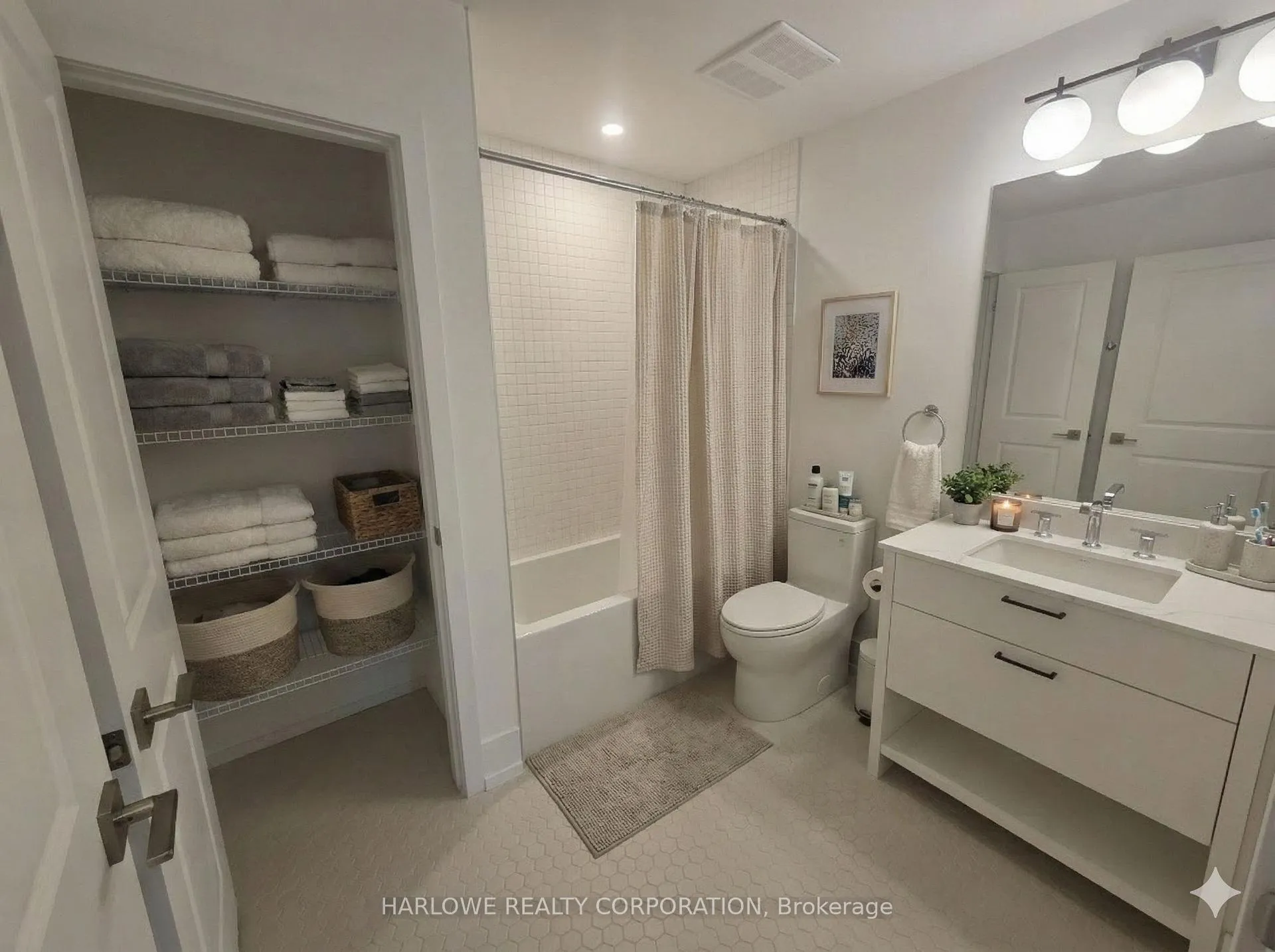 Photo 3 of Unit 910, 206 King Street W, Hamilton, Central — HOMEH