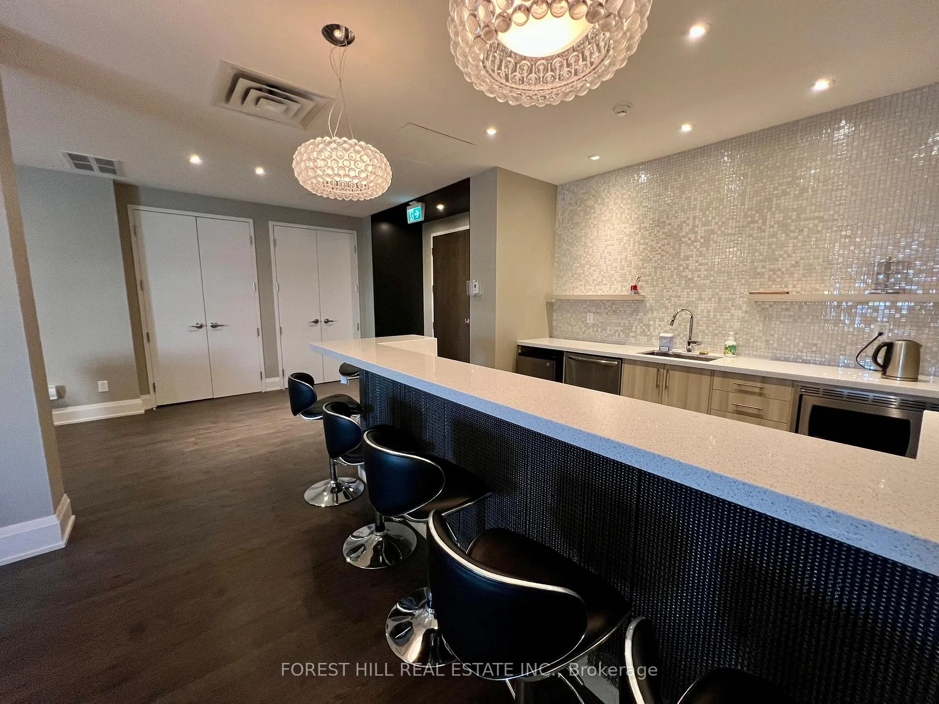 Photo 4 of Unit 604B, 15277 Yonge Street, Aurora, Aurora Village — HOMEH