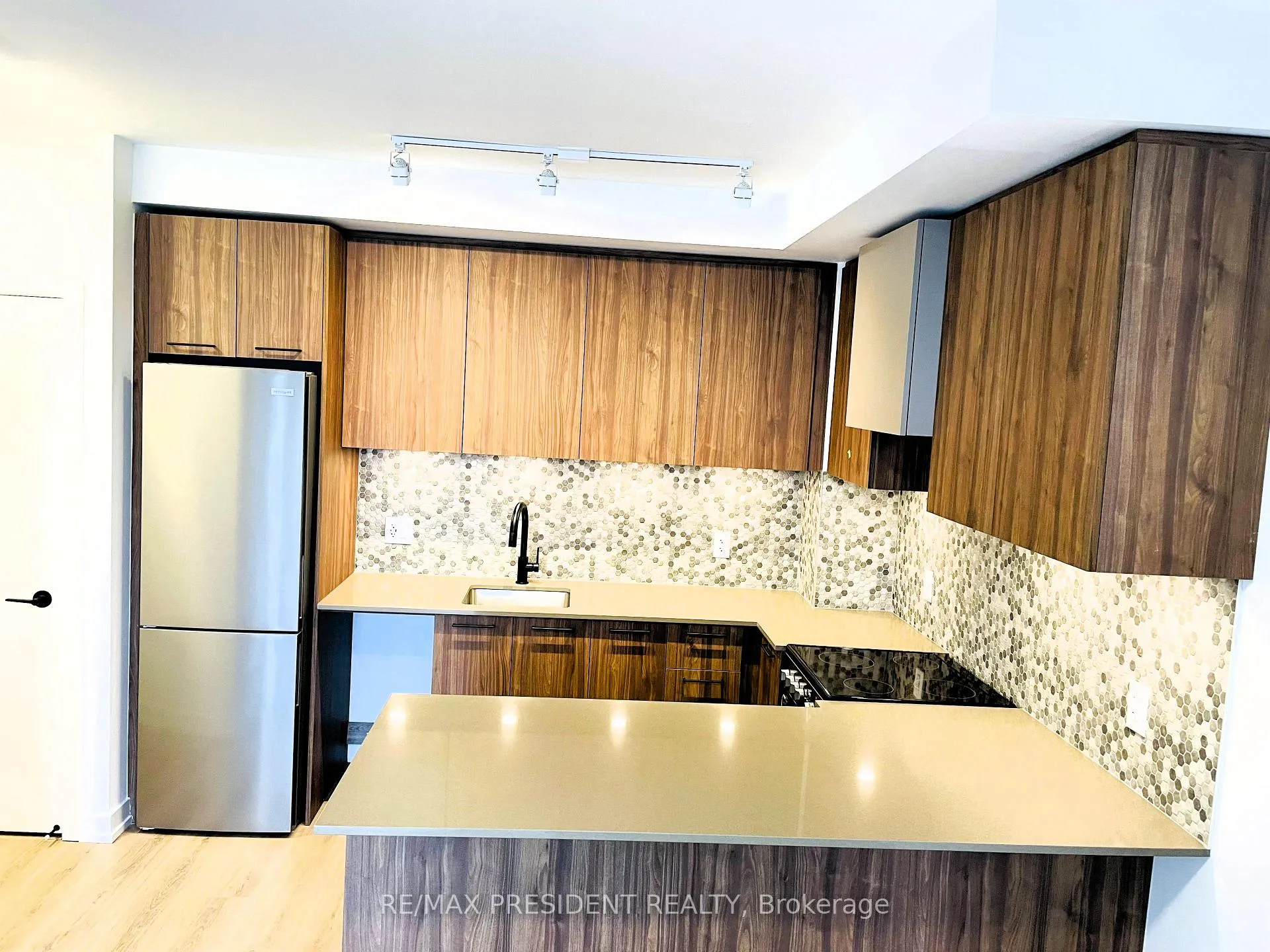Photo 5 of Unit 9, 20 Lagerfeld Drive, Brampton, Northwest Brampton — HOMEH