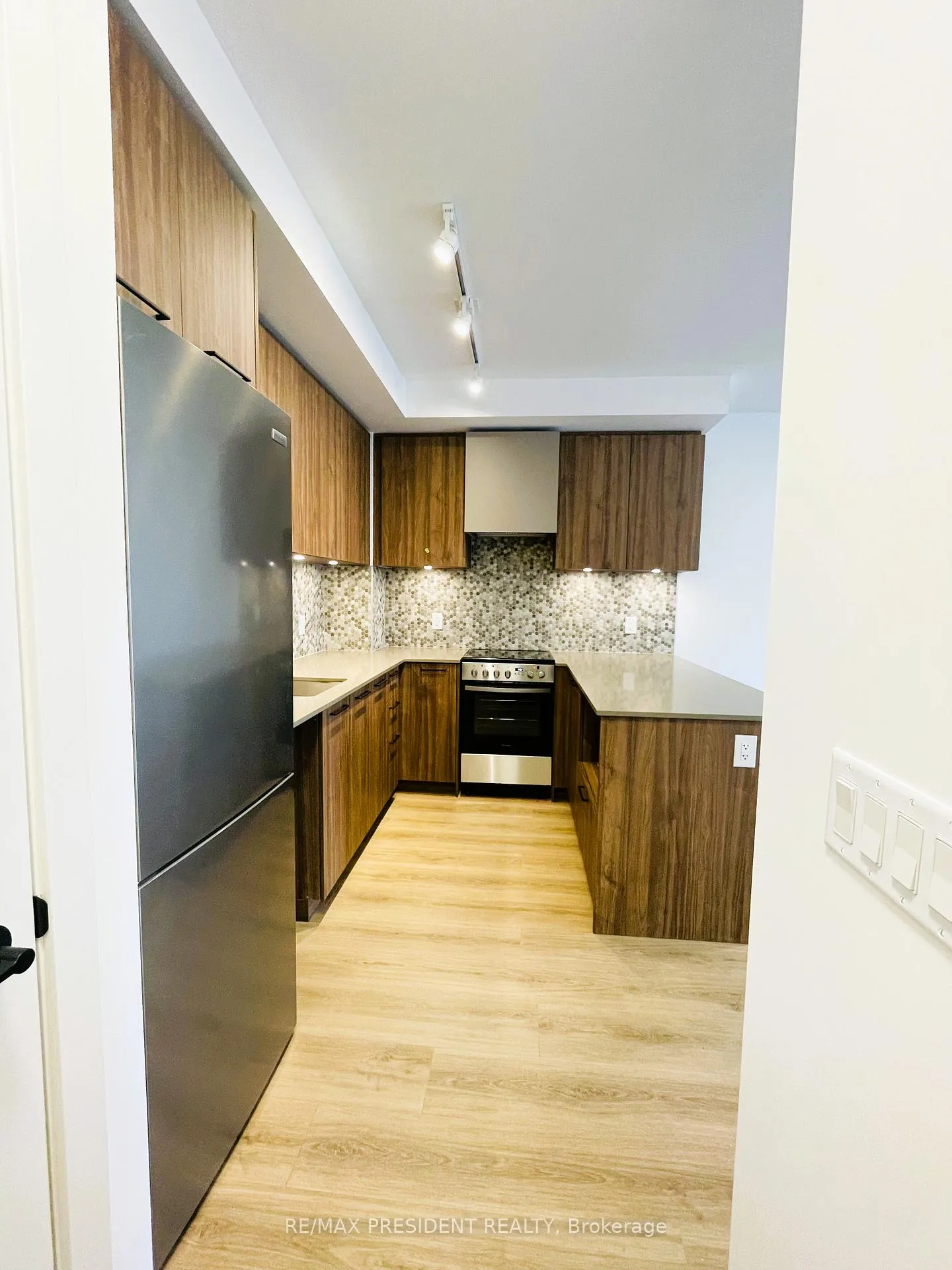 Photo 8 of Unit 9, 20 Lagerfeld Drive, Brampton, Northwest Brampton — HOMEH