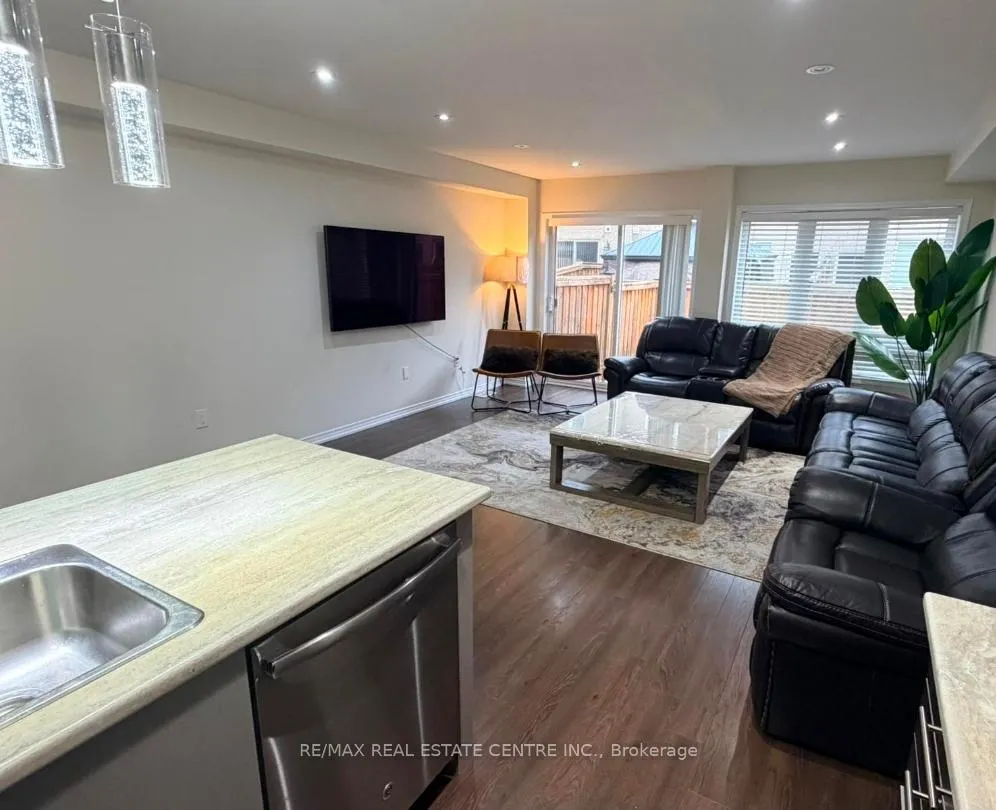 Photo 5 of 485 Queen Mary Drive, Brampton, Northwest Brampton — HOMEH