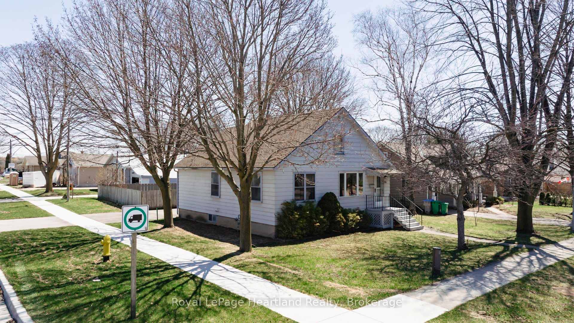Photo 1 of 136 Cambria Road N, Goderich, Goderich (Town) — HOMEH