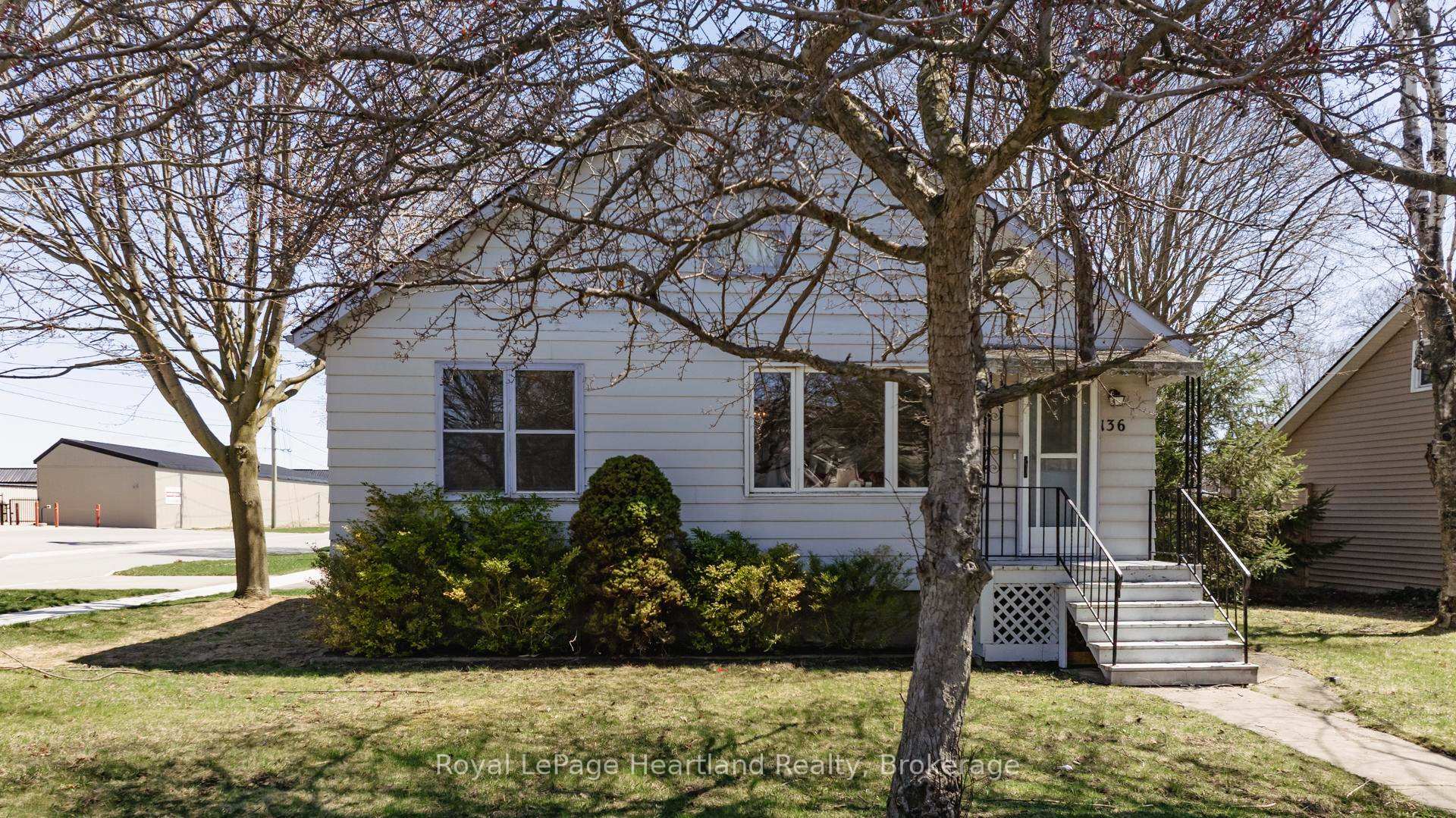Photo 2 of 136 Cambria Road N, Goderich, Goderich (Town) — HOMEH