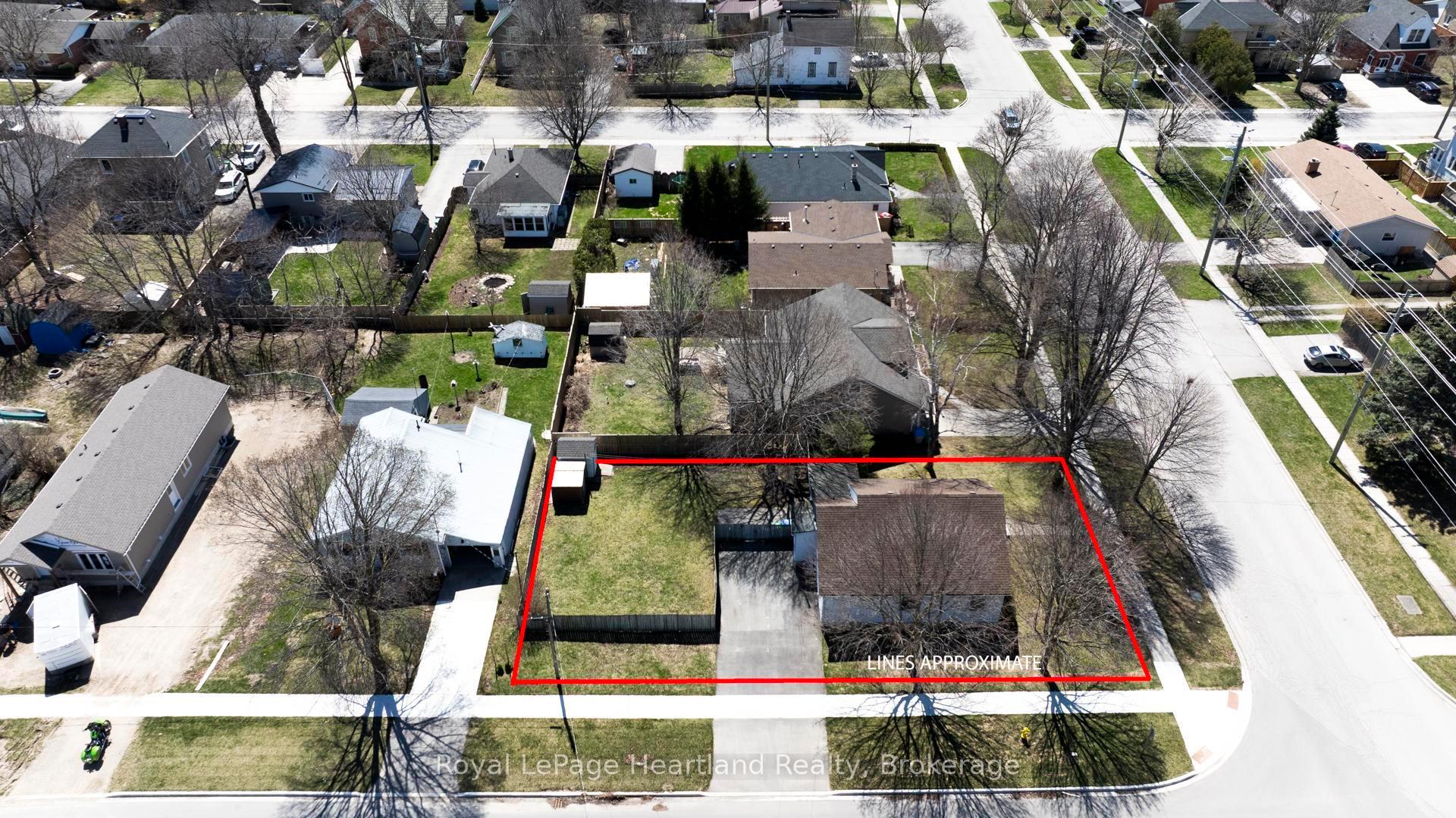 Photo 4 of 136 Cambria Road N, Goderich, Goderich (Town) — HOMEH