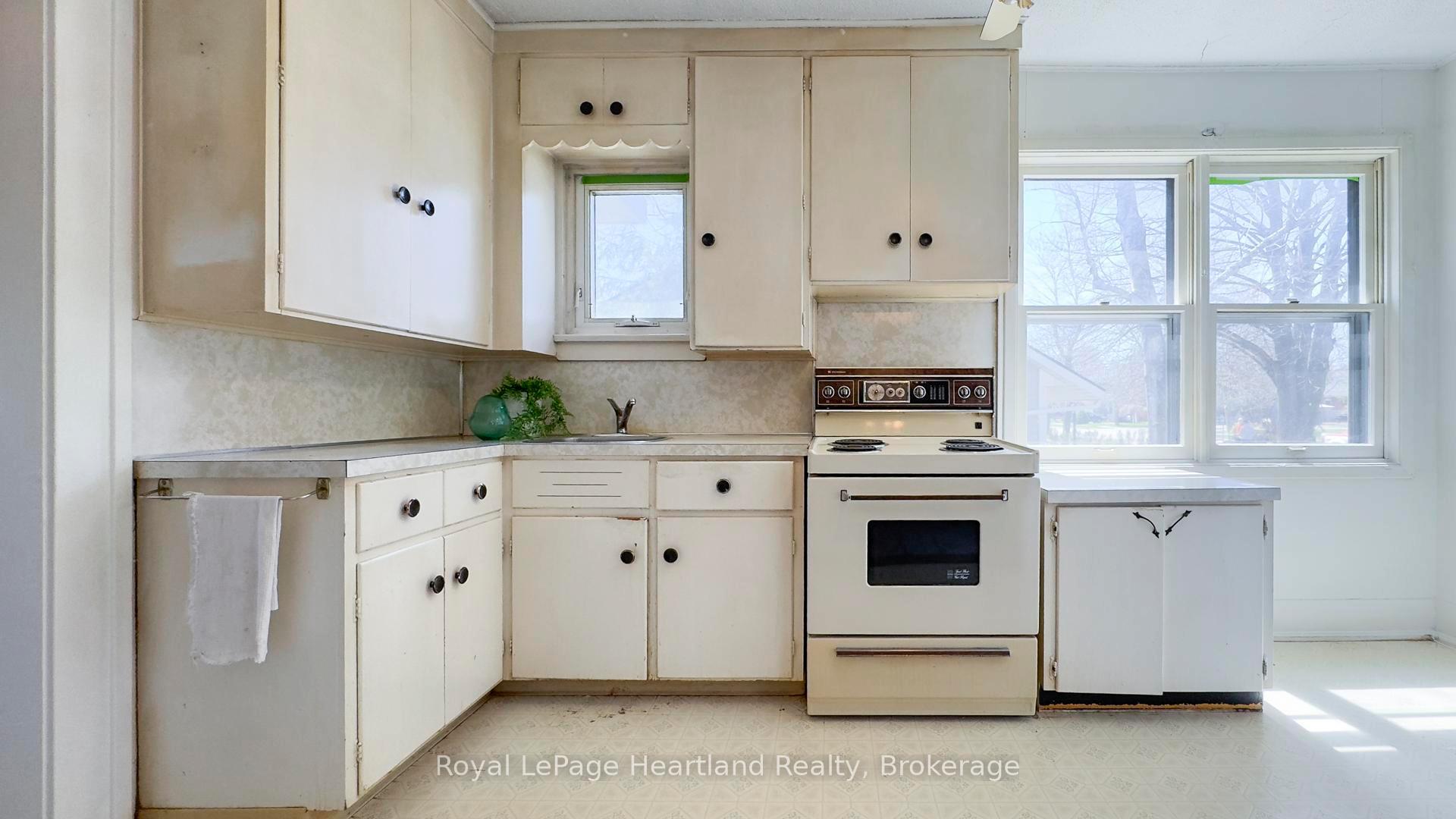 Photo 10 of 136 Cambria Road N, Goderich, Goderich (Town) — HOMEH