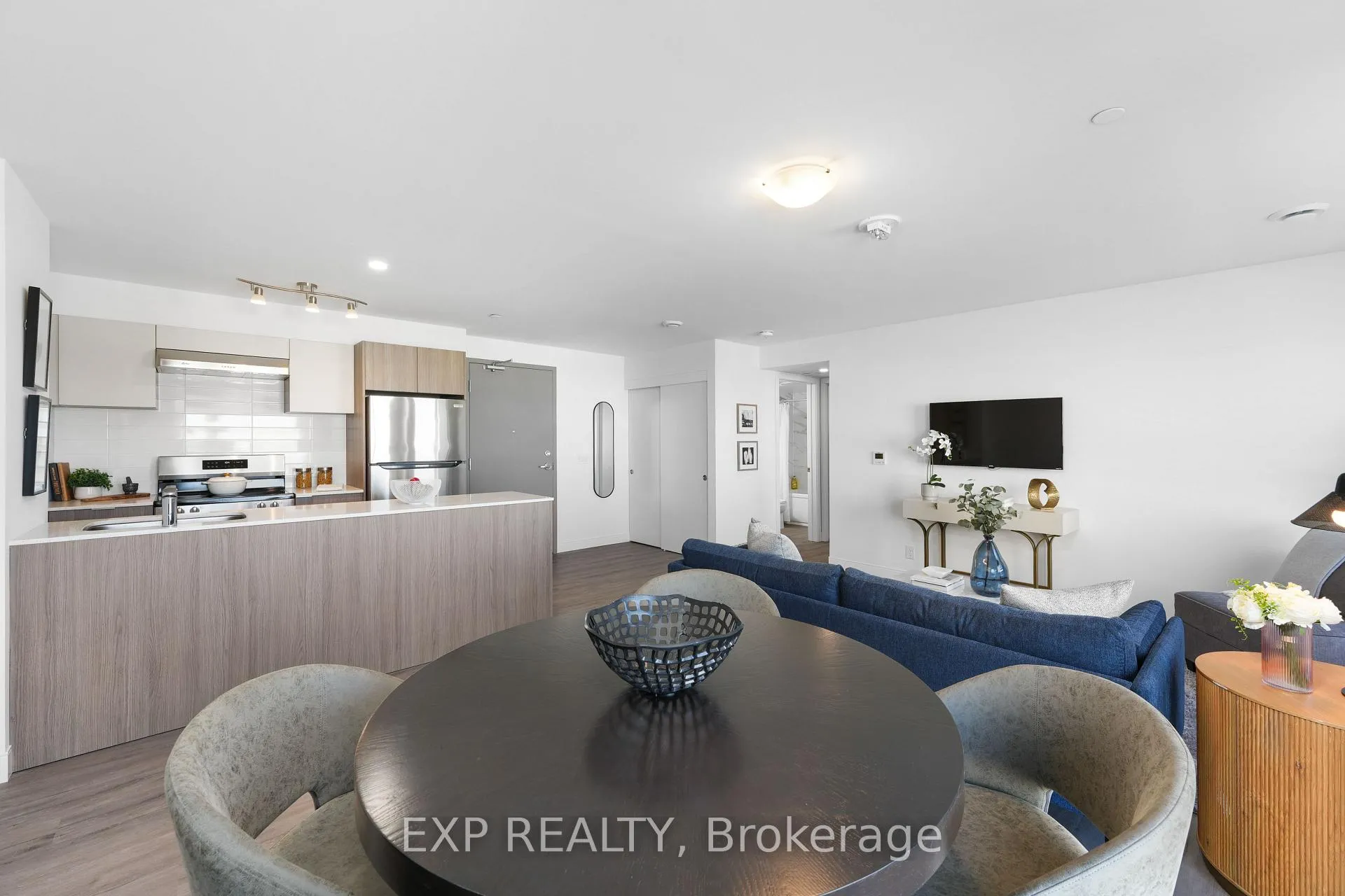 Photo 5 of Unit 313, 100 Manett Crescent, Brampton, Brampton West — HOMEH