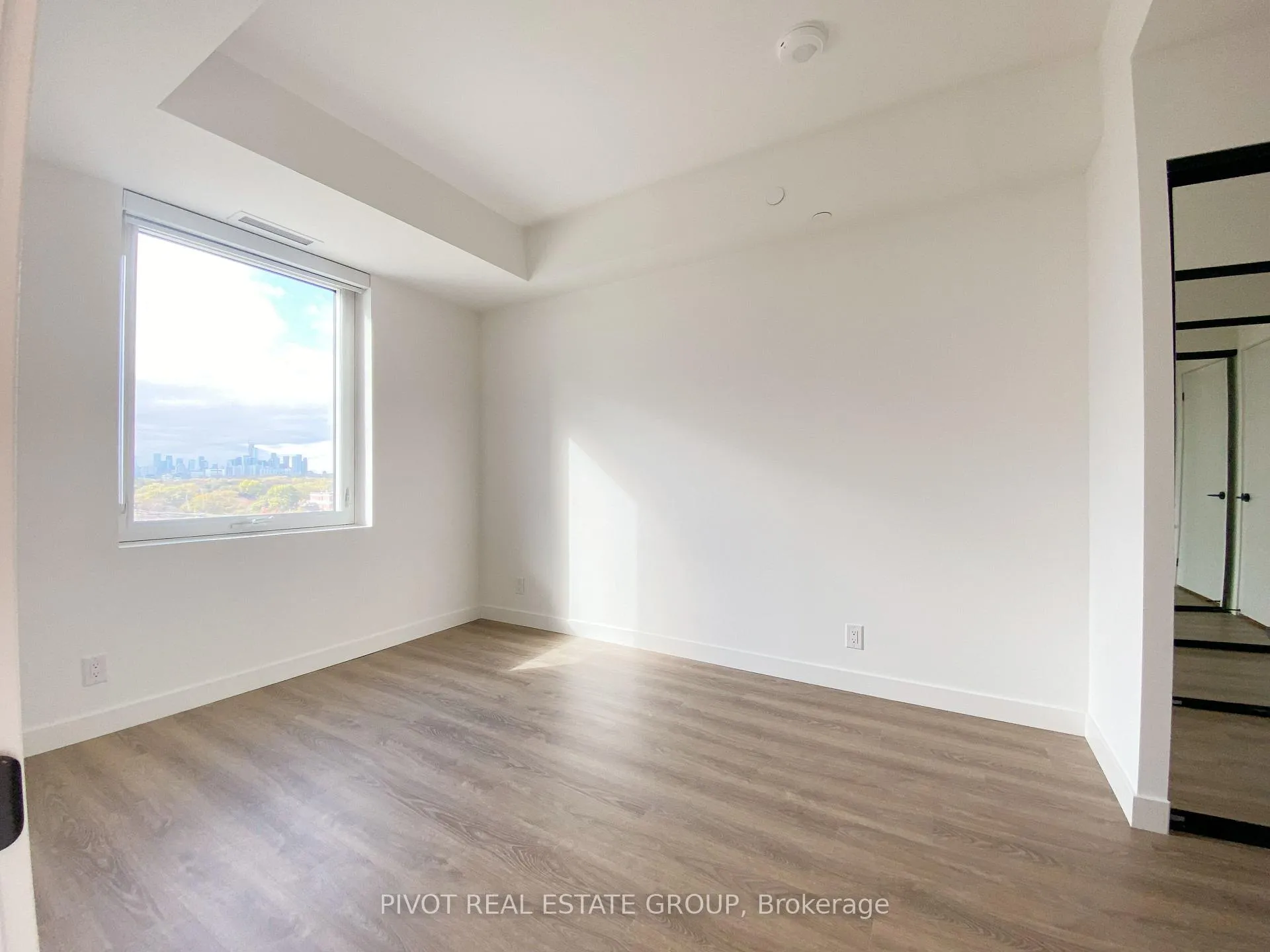 Photo 4 of Unit 911, 1050 Eastern Avenue, Toronto, The Beaches — HOMEH