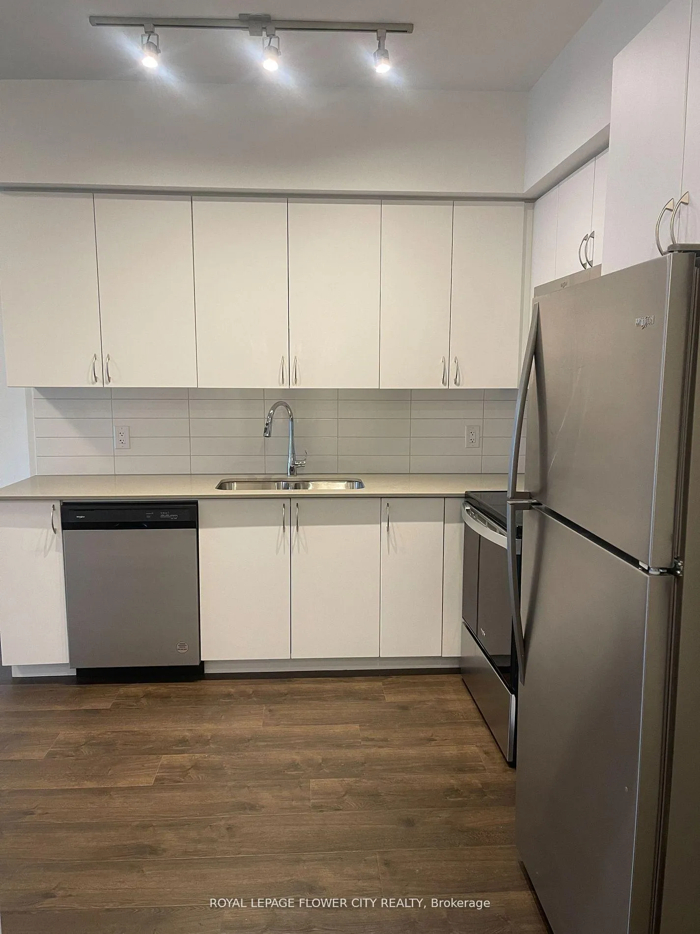 Photo 4 of Unit 211, 56 Lakeside Terrace, Barrie, Little Lake — HOMEH