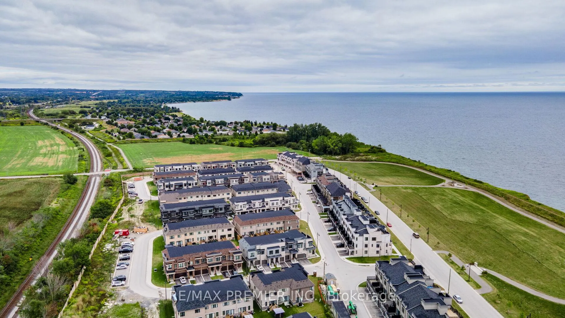 Photo 2 of 30A Lookout Drive, Clarington, Bowmanville — HOMEH