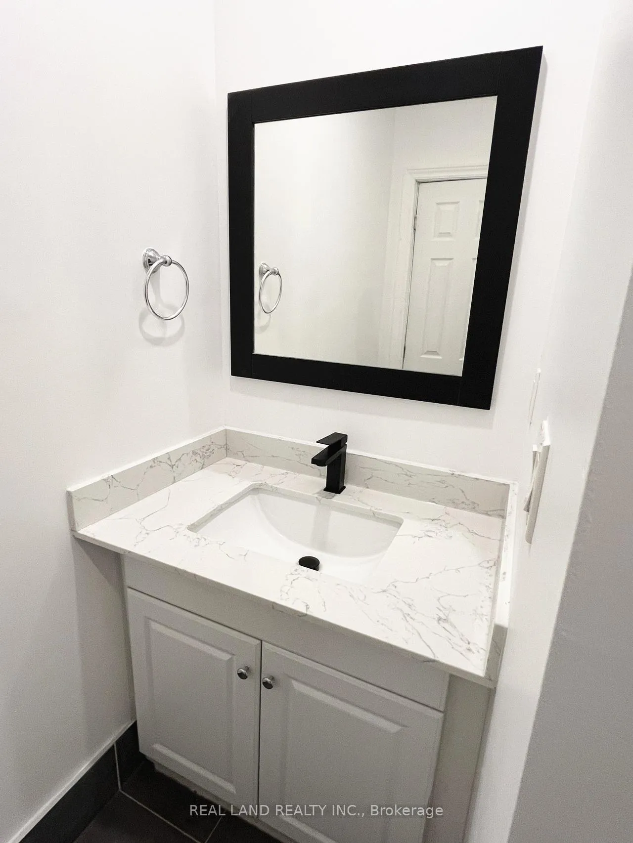 Photo 12 of Unit Unit 5, 31 King Street E, Oshawa, Central — HOMEH