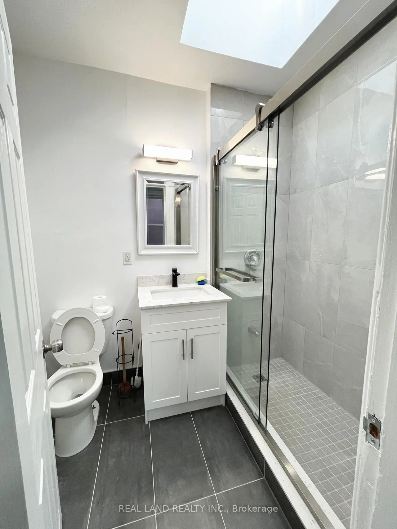 Photo 16 of Unit Unit 5, 31 King Street E, Oshawa, Central — HOMEH